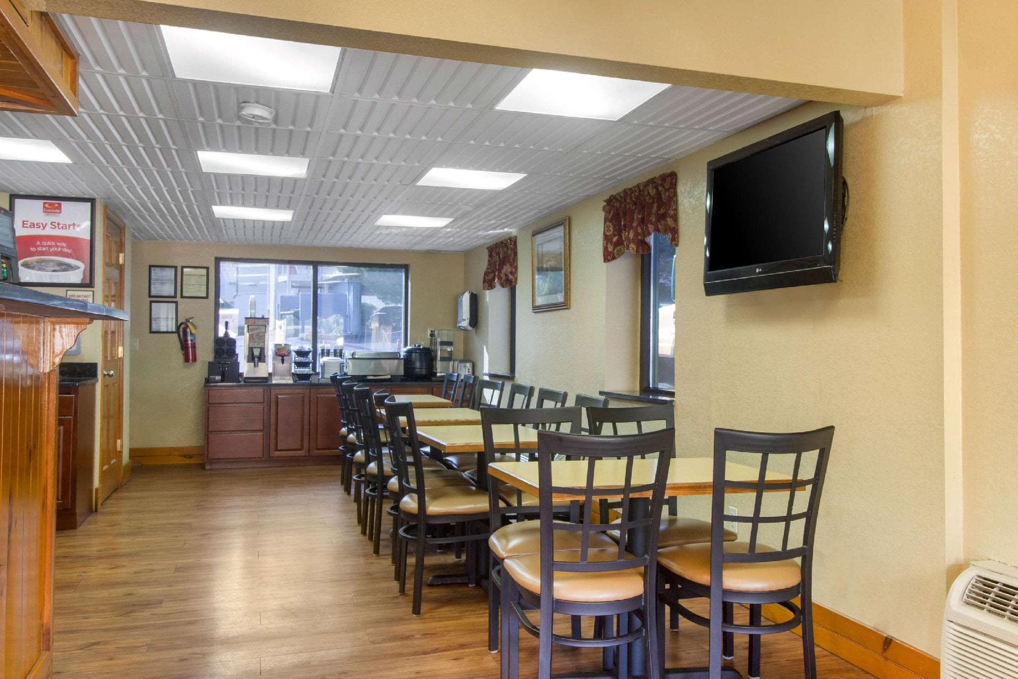 Econo Lodge Inn & Suites Gatlinburg at the Convention Center photo 5