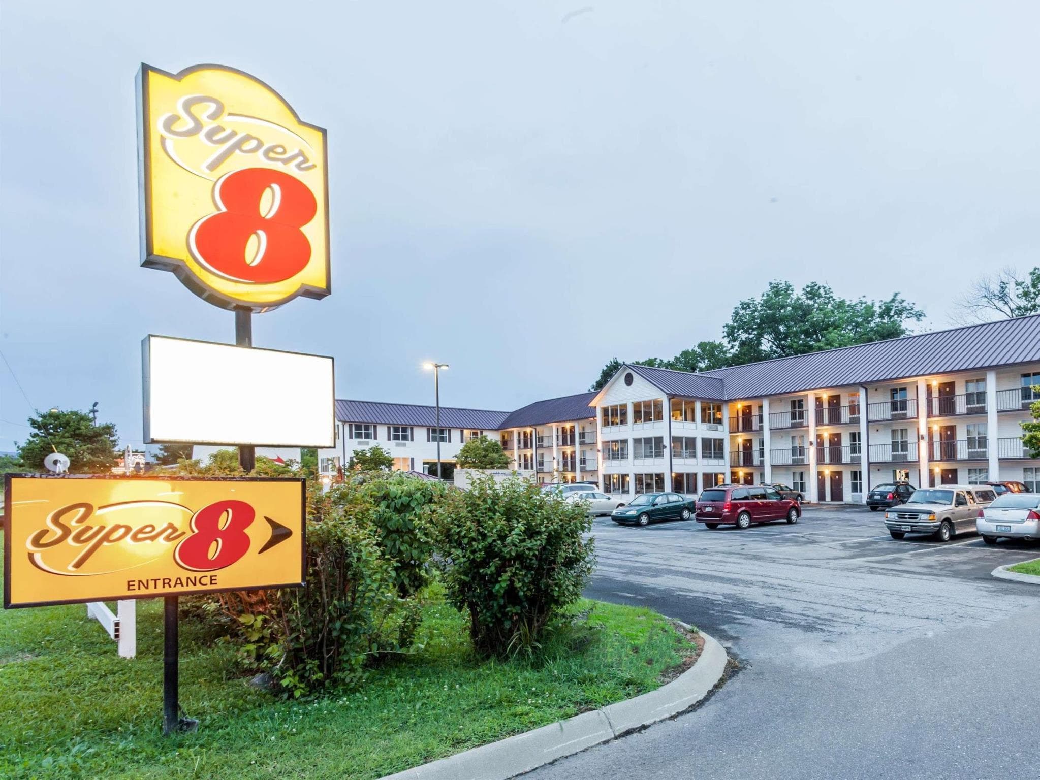 Super 8 By Wyndham Sevierville Riverside photo 4
