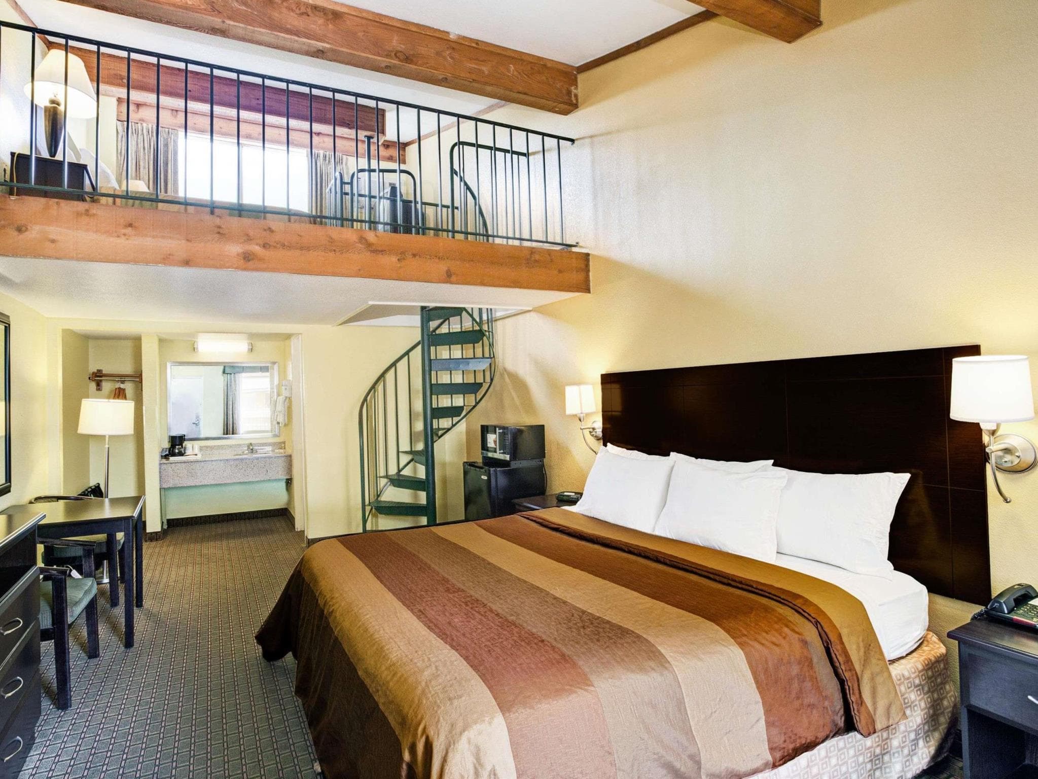 Days Inn & Suites by Wyndham Downtown Gatlinburg Parkway photo 4