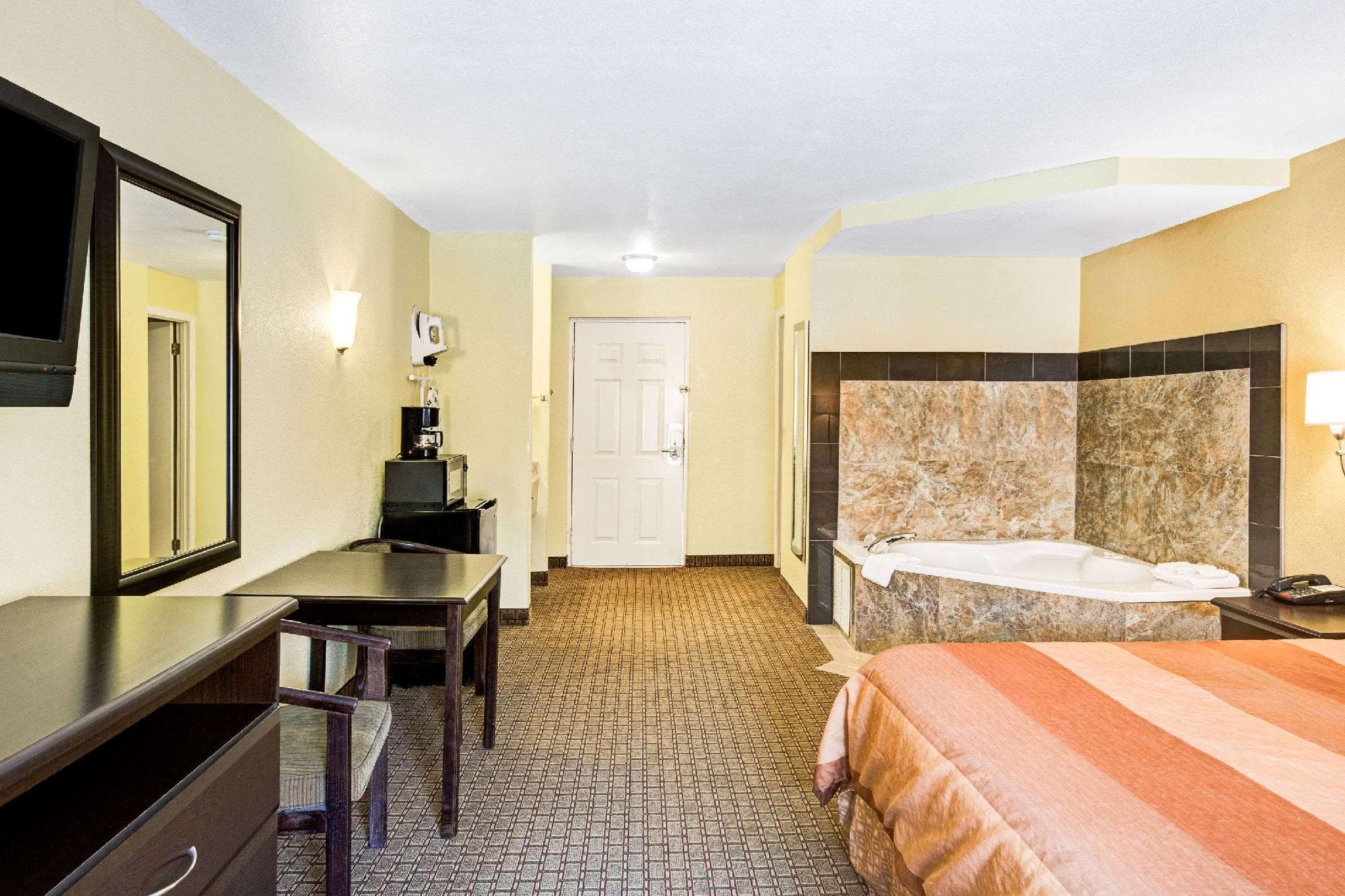 Days Inn & Suites by Wyndham Downtown Gatlinburg Parkway photo 2