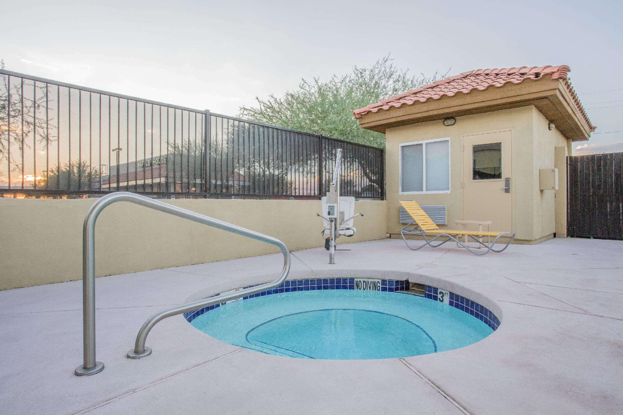 Days Inn by Wyndham Phoenix North photo 3