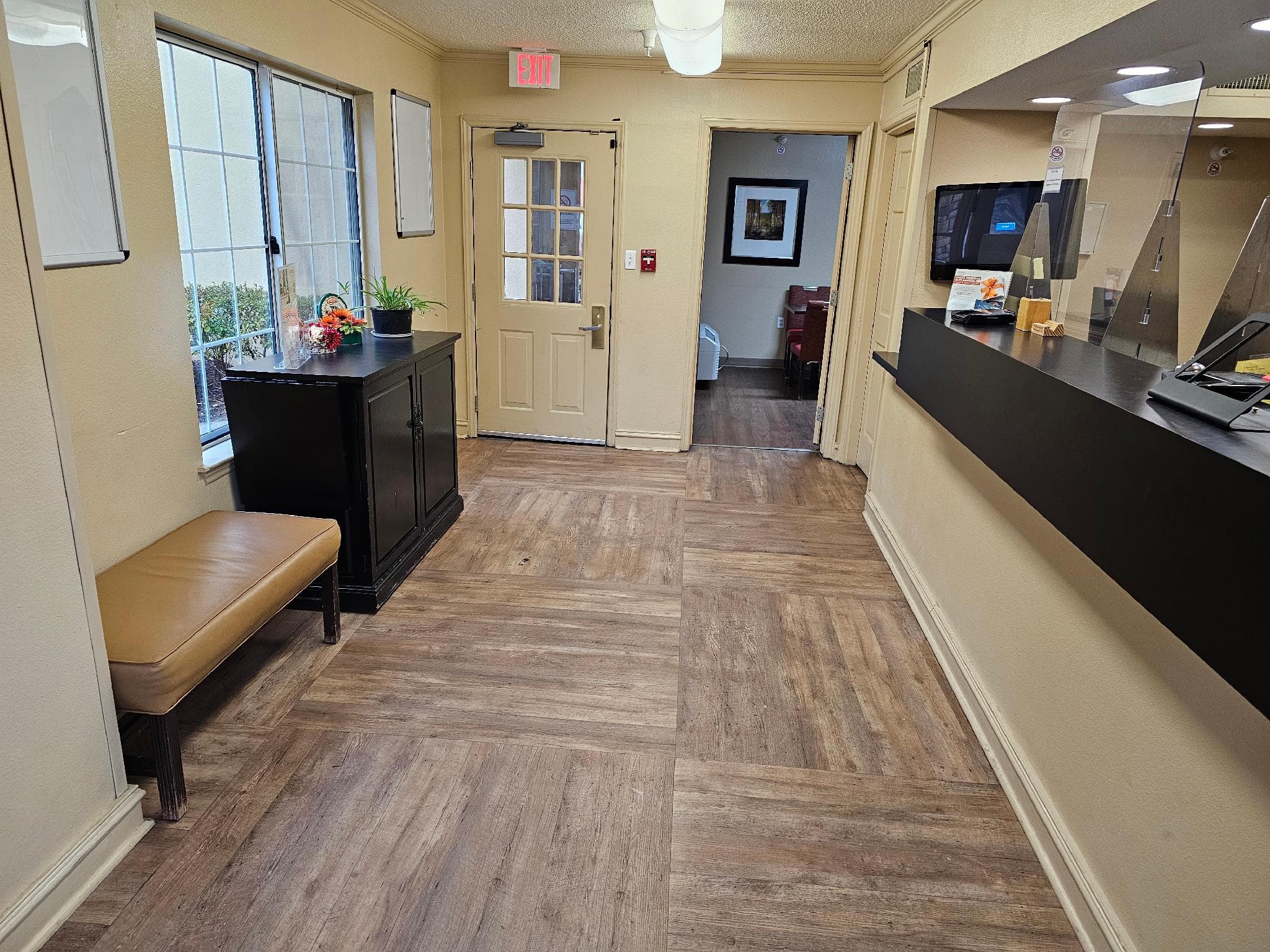 Suburban Studios Raleigh - Crabtree Valley photo 4