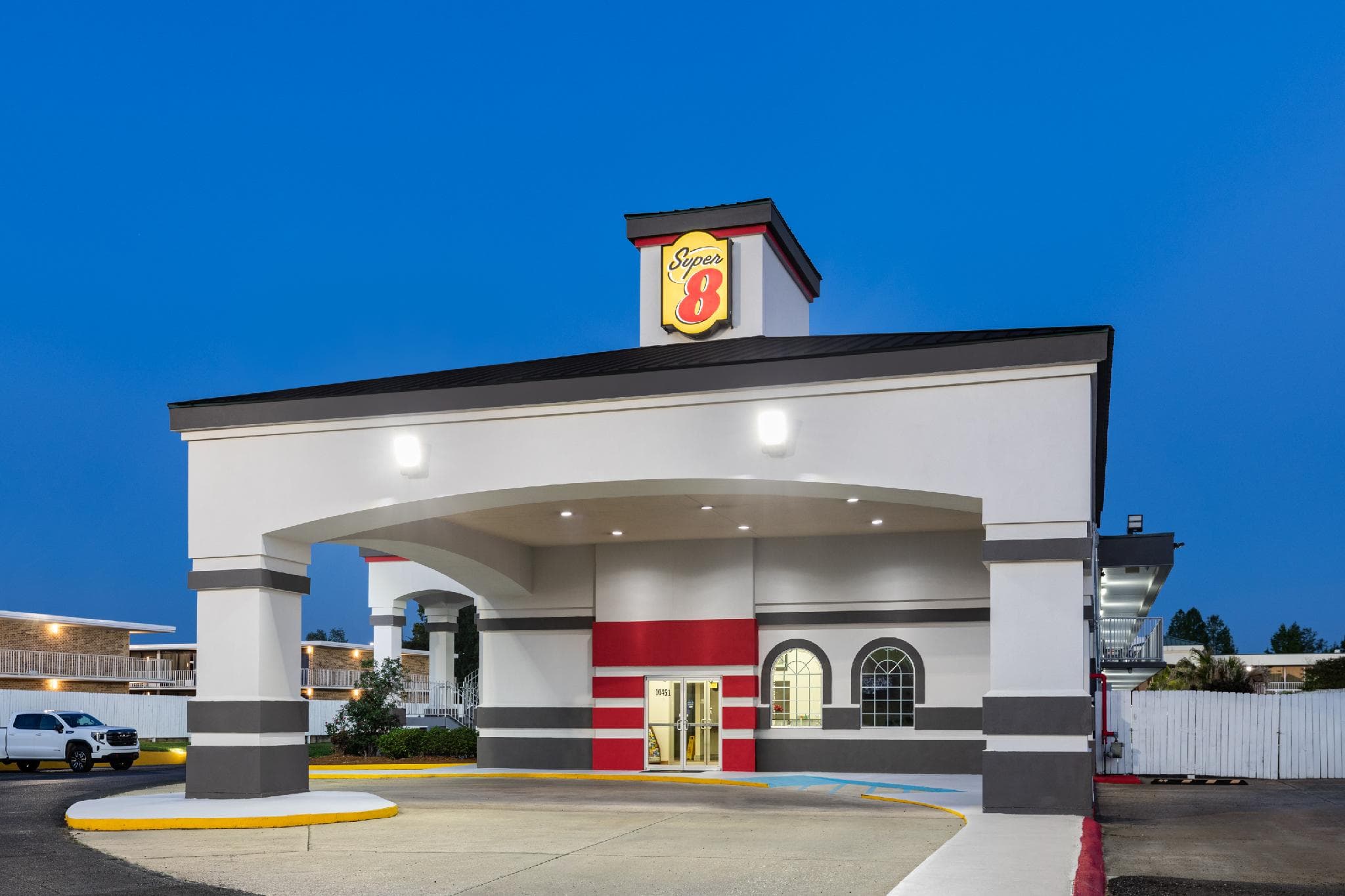 Super 8 By Wyndham Baton Rouge/I-10 photo 4