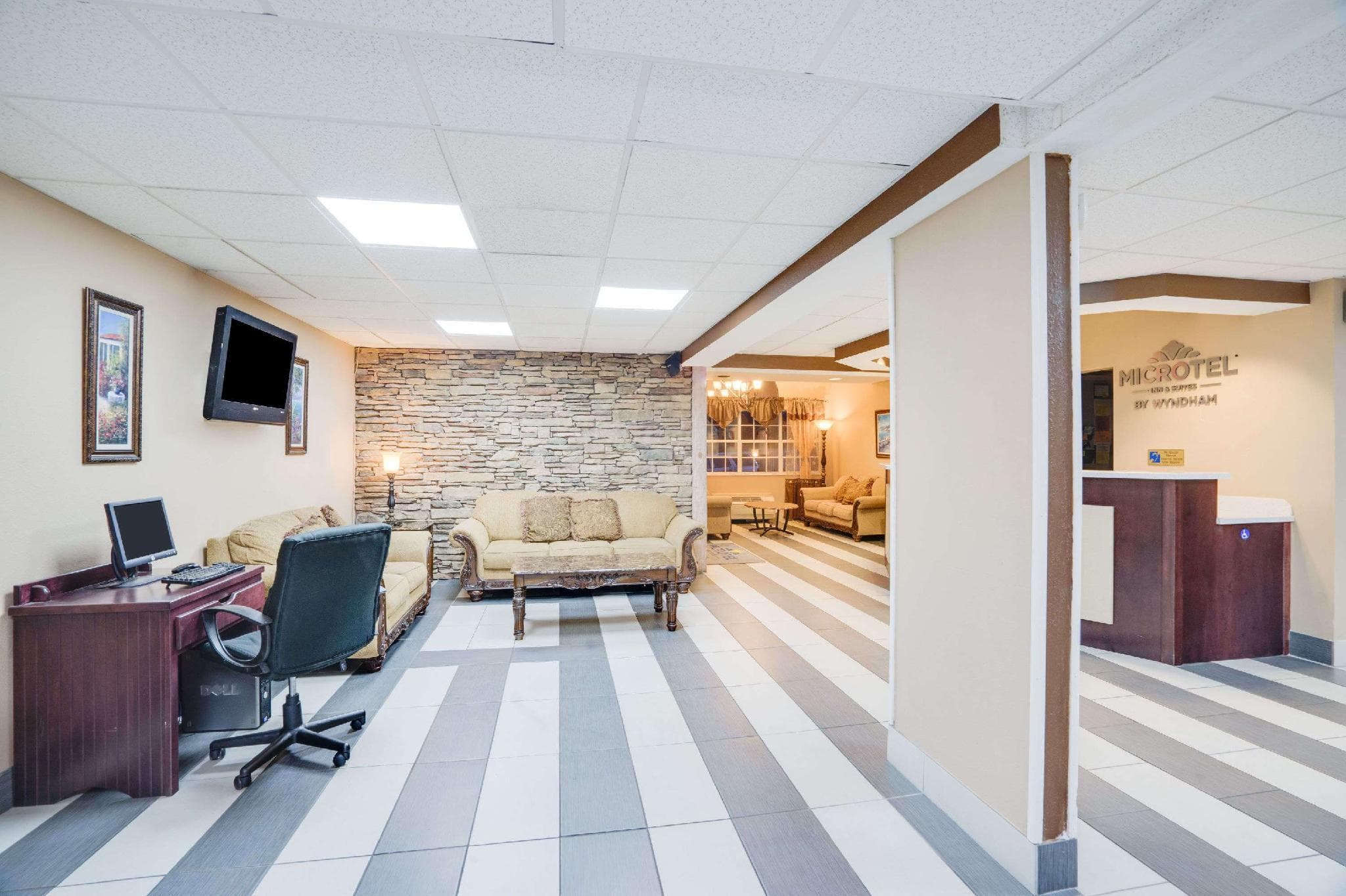 Microtel Inn & Suites by Wyndham Pigeon Forge photo 4