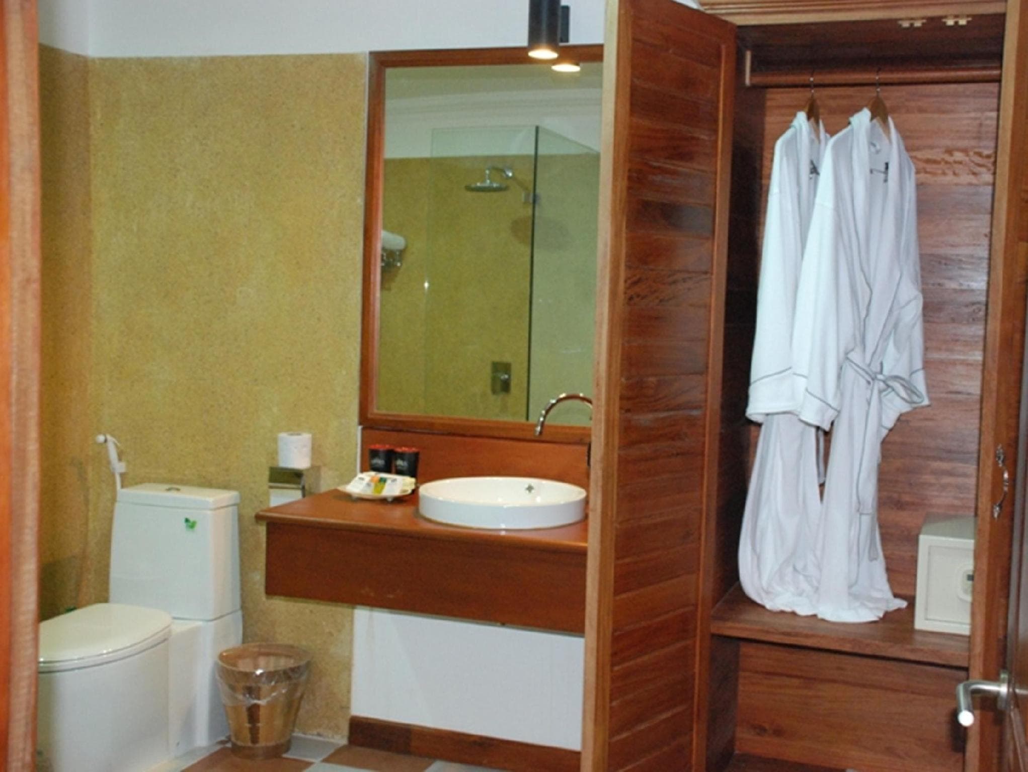 Royal Crown Hotel & Spa photo 2