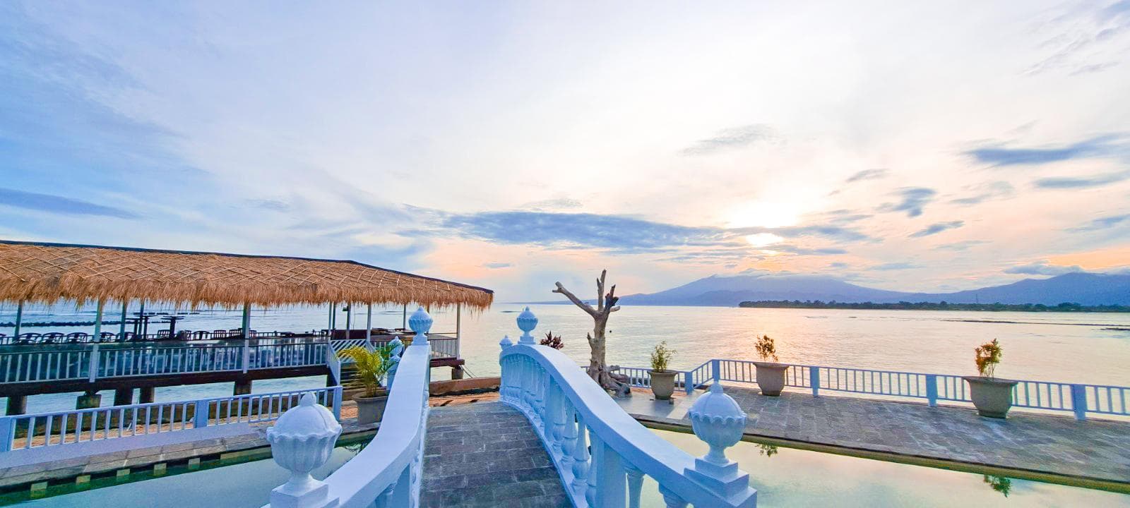 Gili Beachfront Suites photo 3