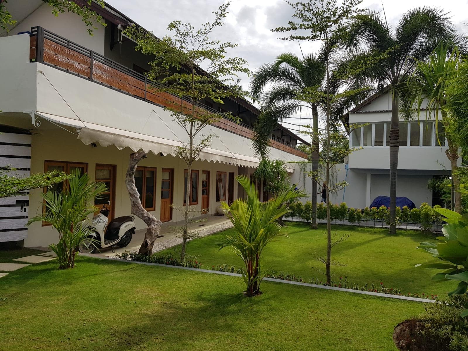 Roots Hotel Senggigi photo 4