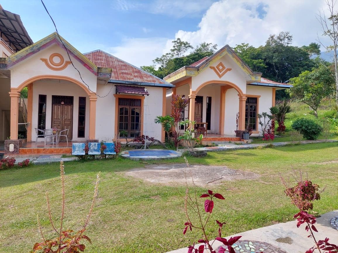 Barbara Hotel, right at Lake Toba photo 3