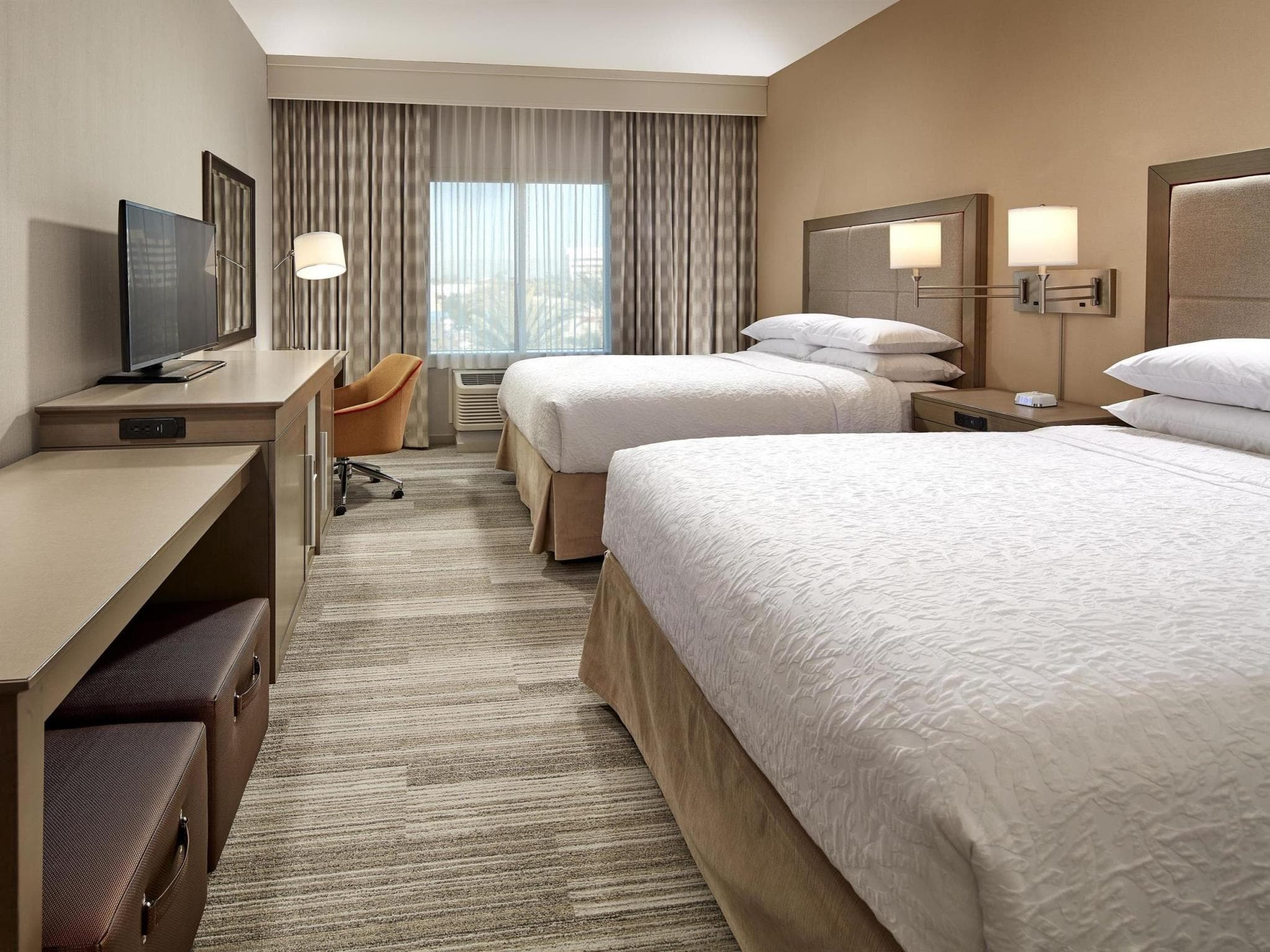 Hampton Inn Long Beach Airport photo 3