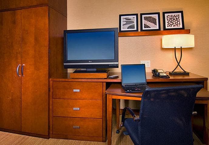 Courtyard by Marriott Ventura Simi Valley photo 2