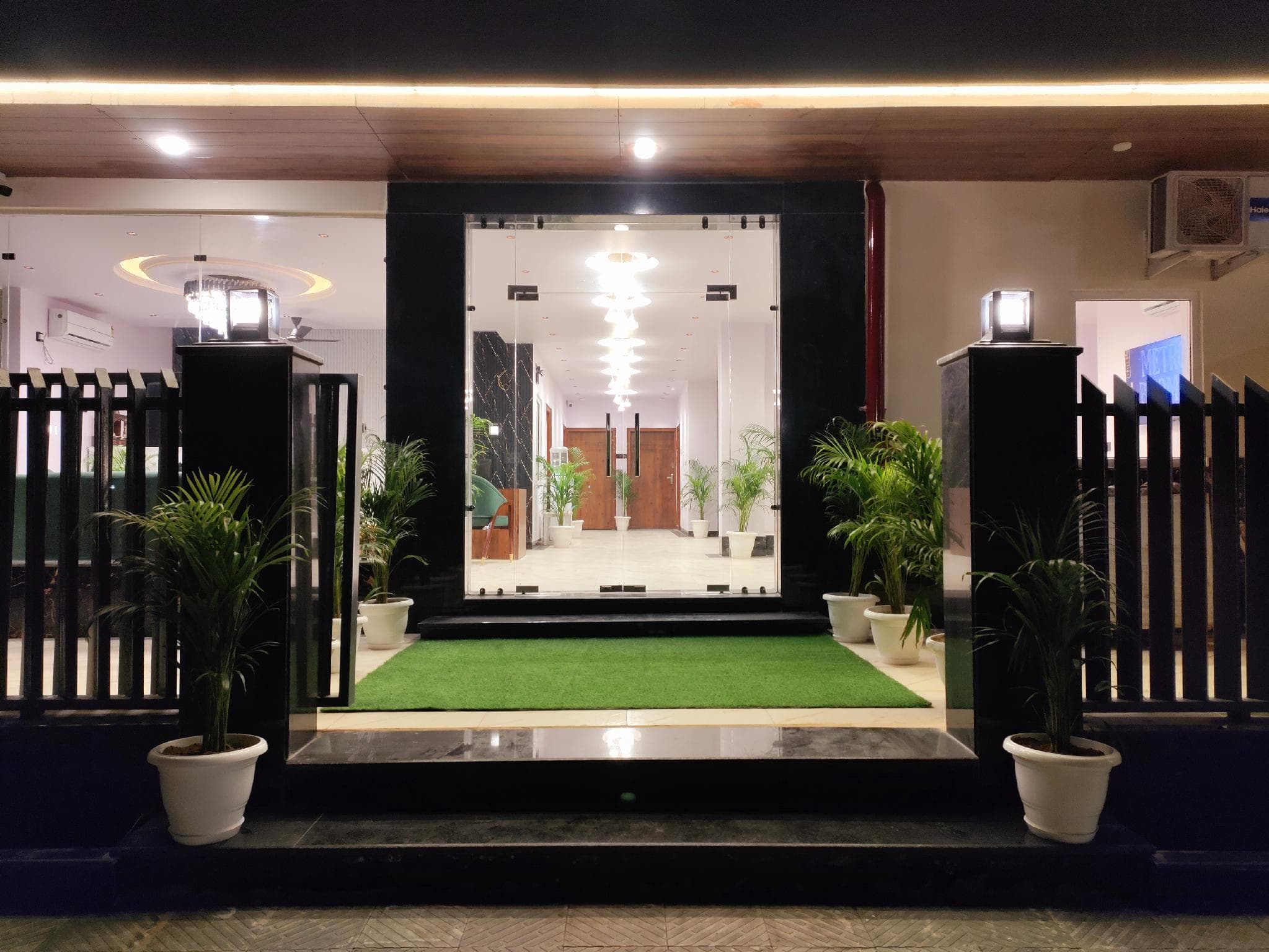 EMERALD SUITES photo 4