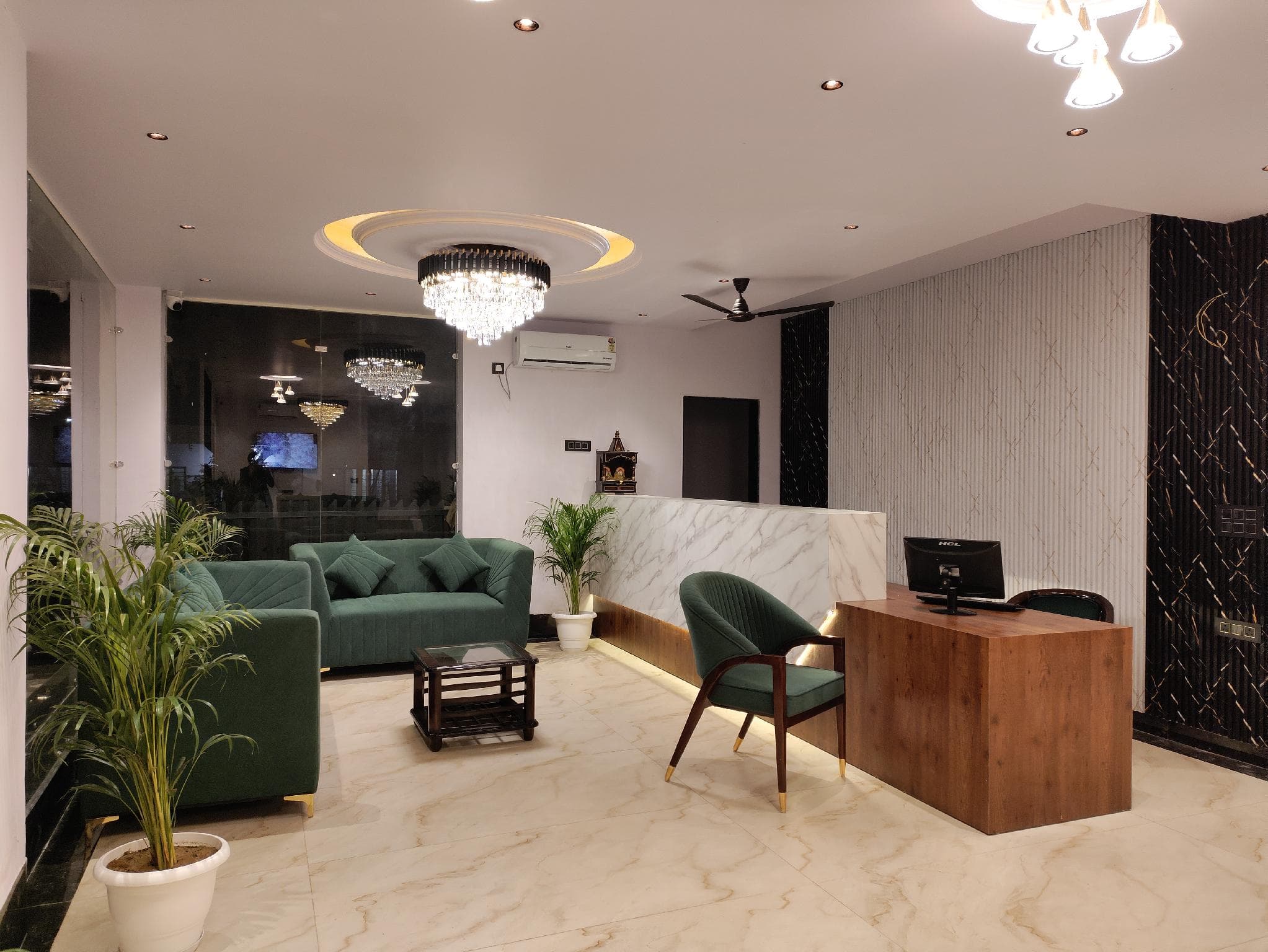 EMERALD SUITES photo 3