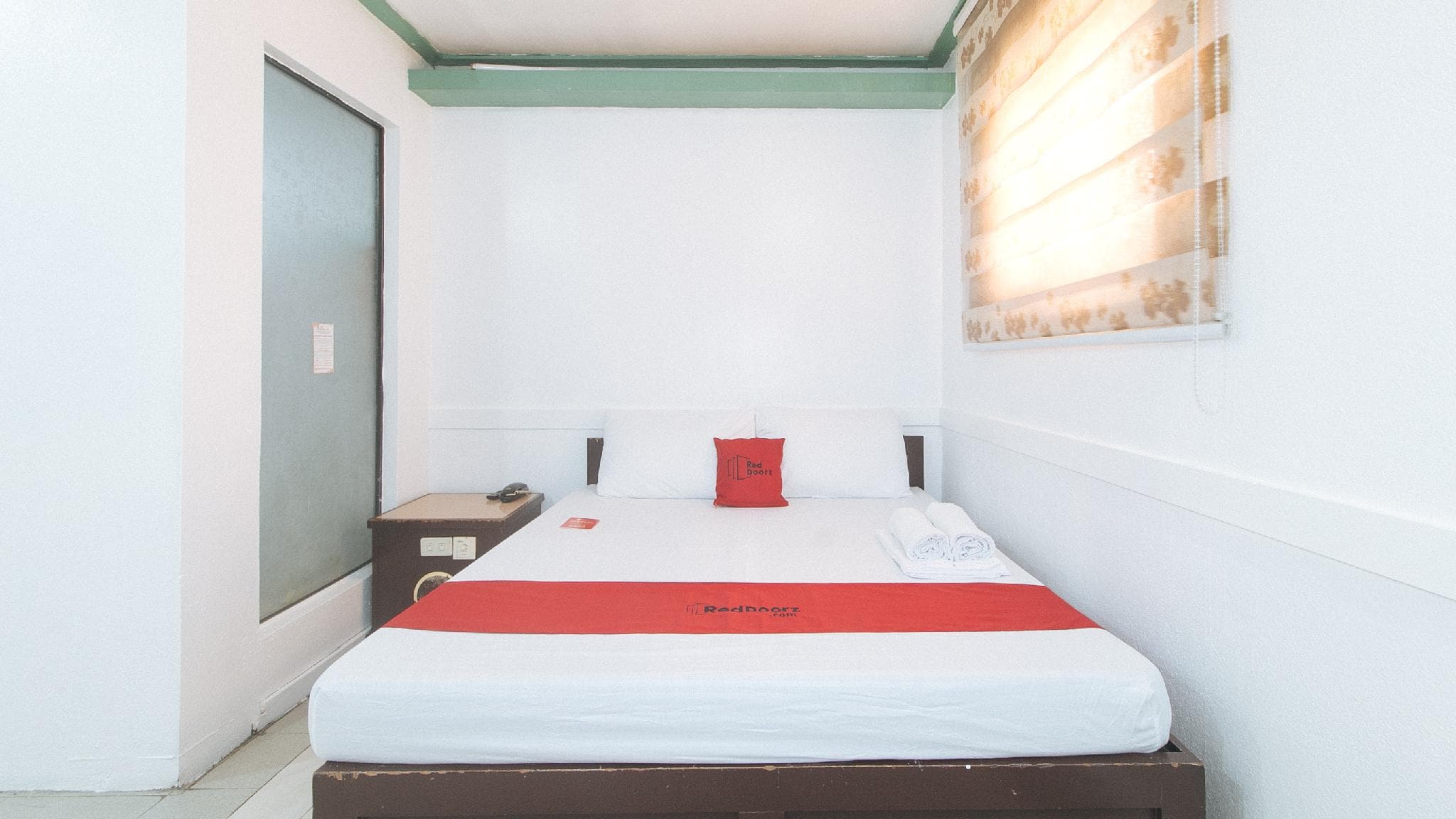 RedDoorz @ Moss Hotel Dasmarinas