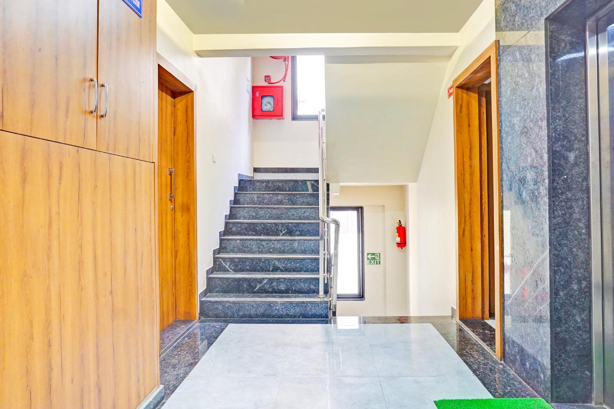 Super Townhouse Amanora Park Town Formerly Samrat Inn photo 3