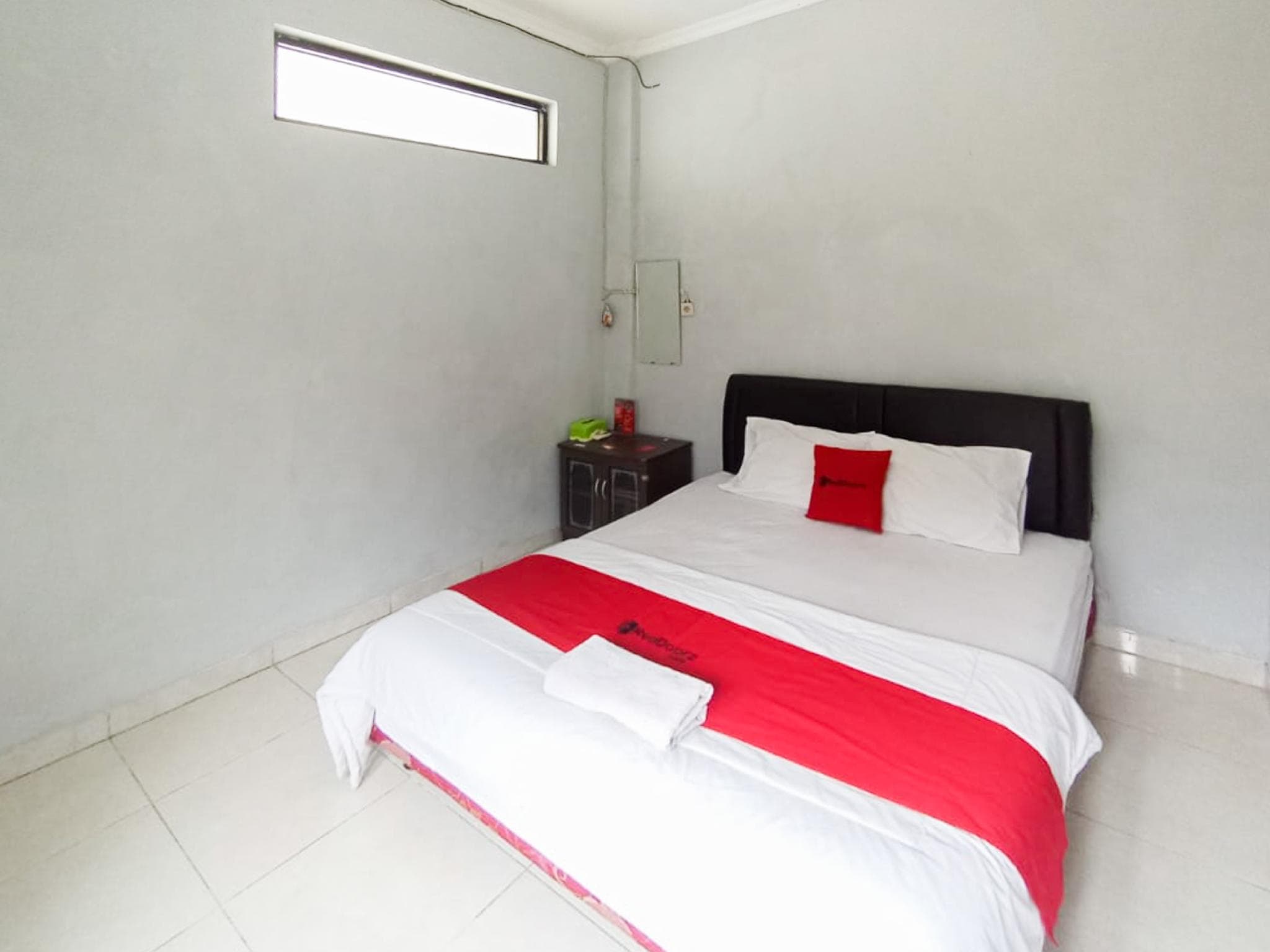 RedDoorz @Penginapan Hello Pacitan