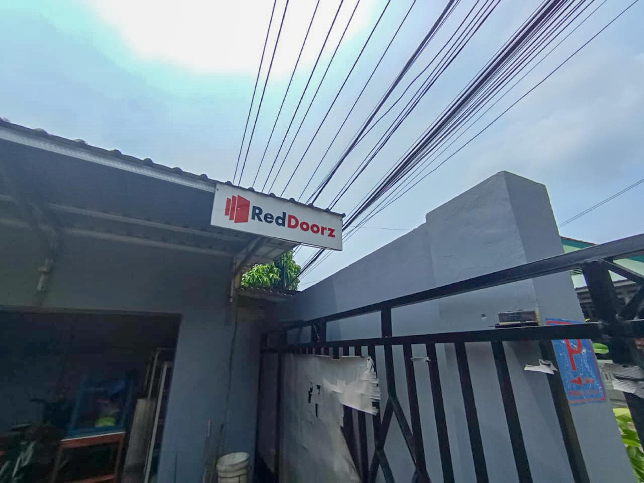 RedDoorz @Penginapan Hello Pacitan photo 3