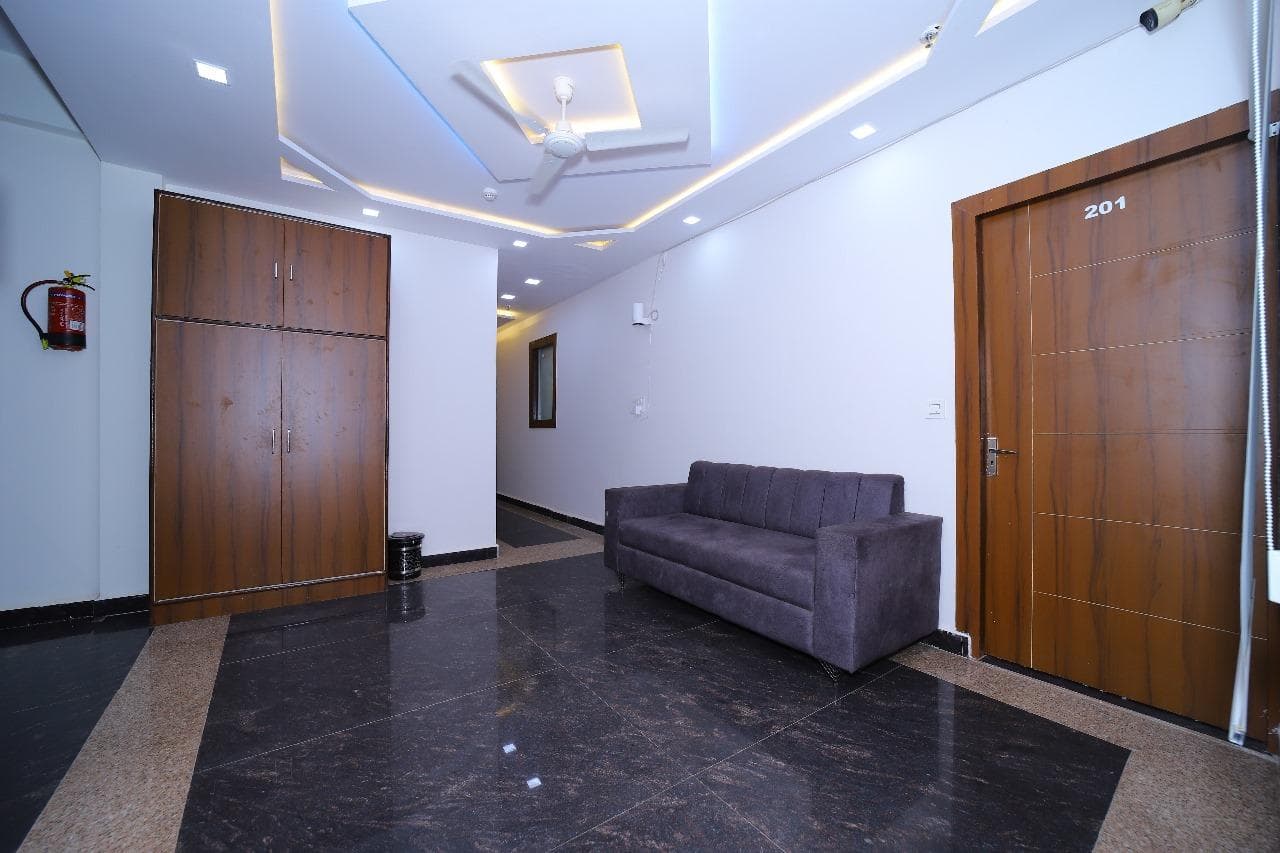 Hotel white town