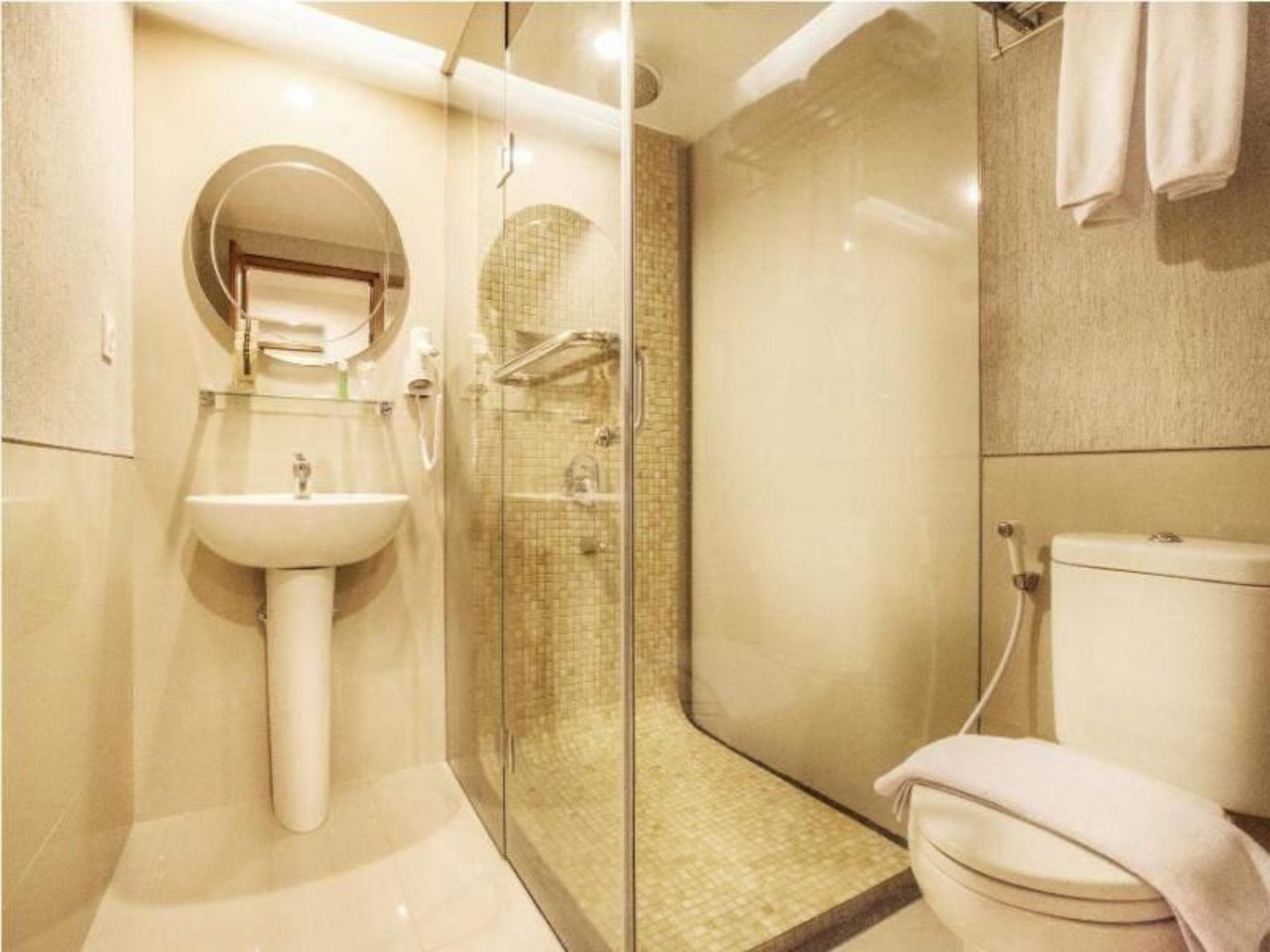 Gumilang Regency Hotel by Gumilang Hospitality photo 2
