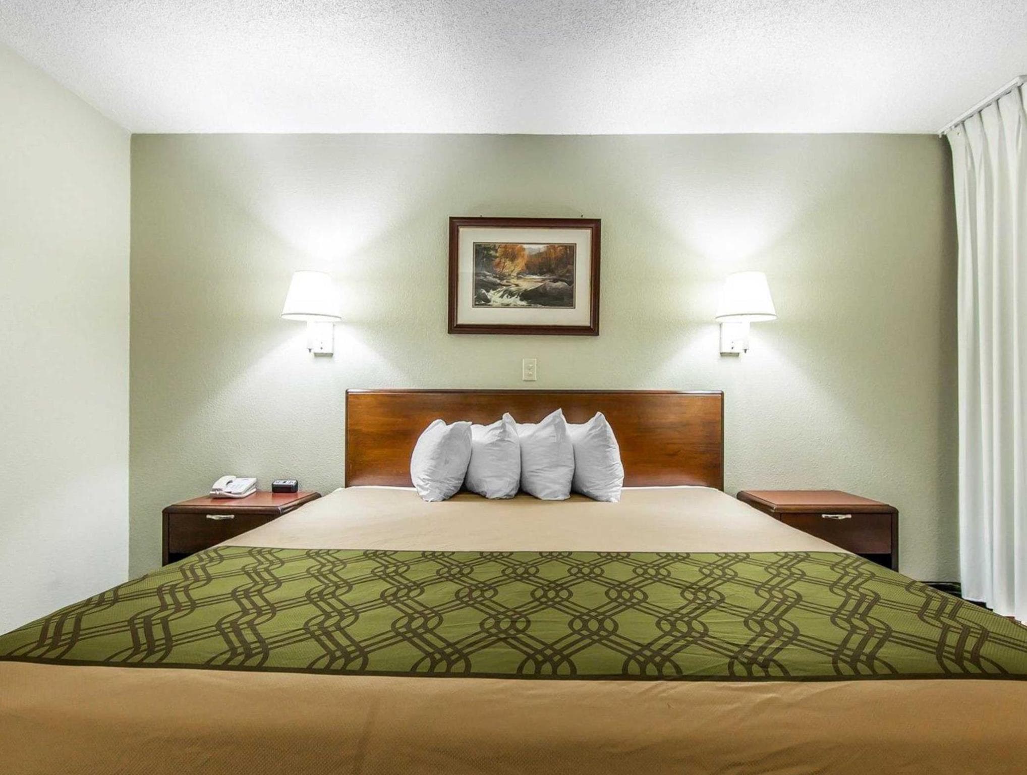 Econo Lodge Inn & Suites on the River photo 5