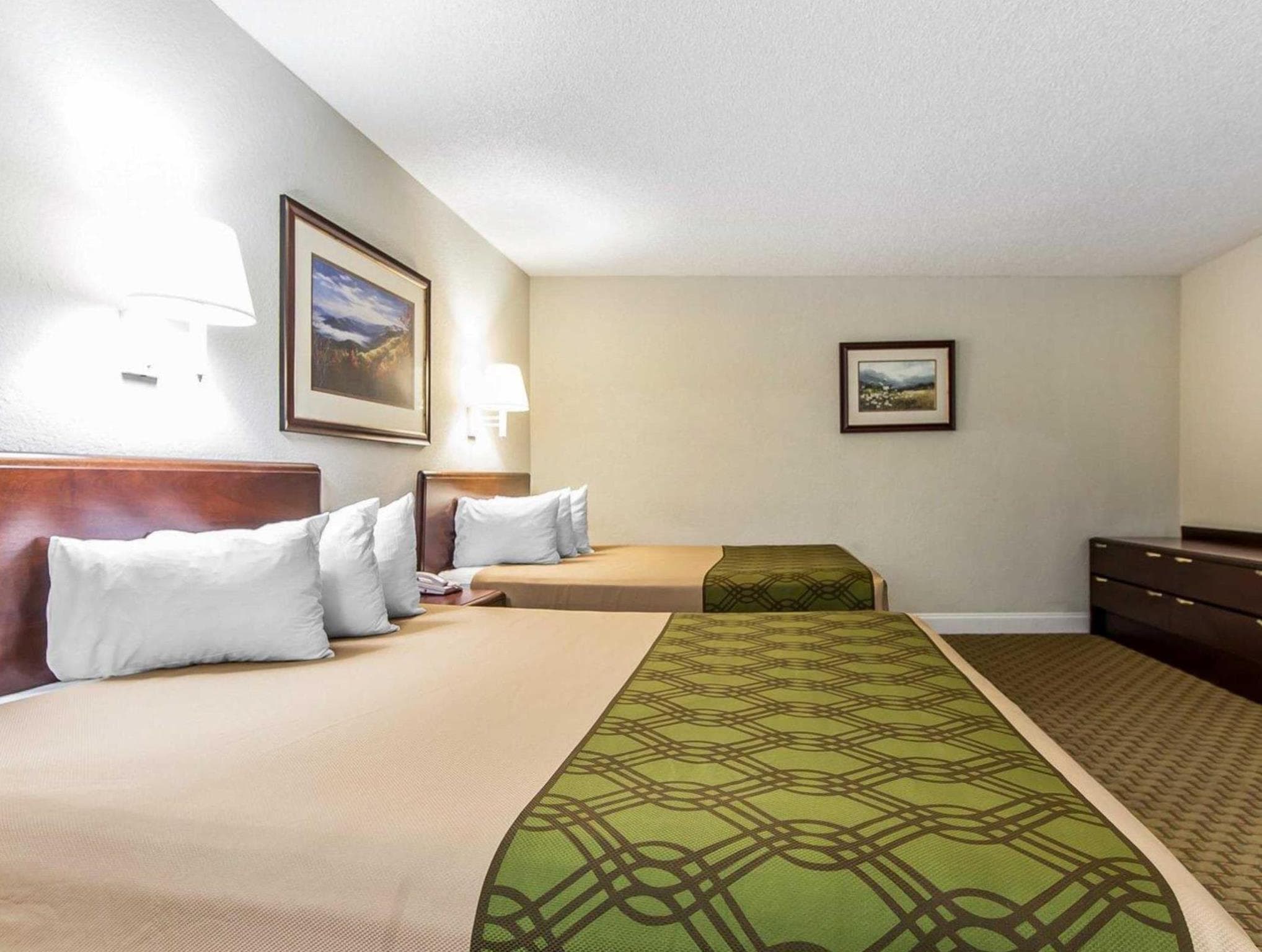 Econo Lodge Inn & Suites on the River photo 2