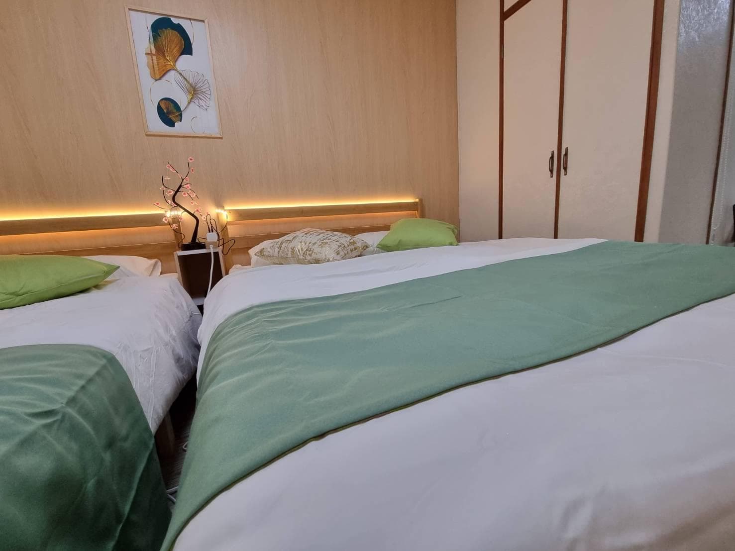 5-minute walk to Dotonbori, 1-minute walk to Kuromon Ichiba Market, 4 double beds photo 3