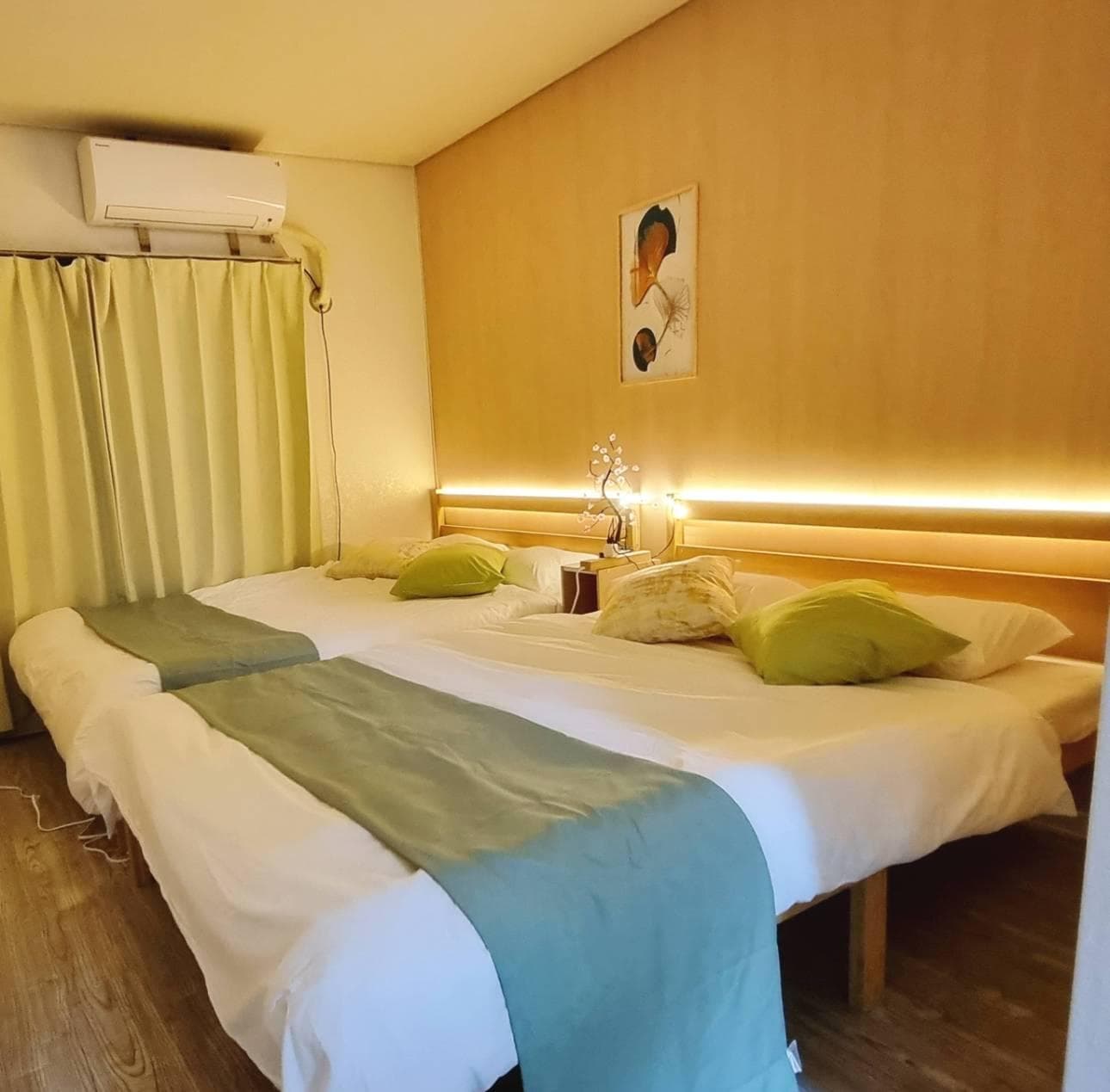 5-minute walk to Dotonbori, 1-minute walk to Kuromon Ichiba Market, 4 double beds