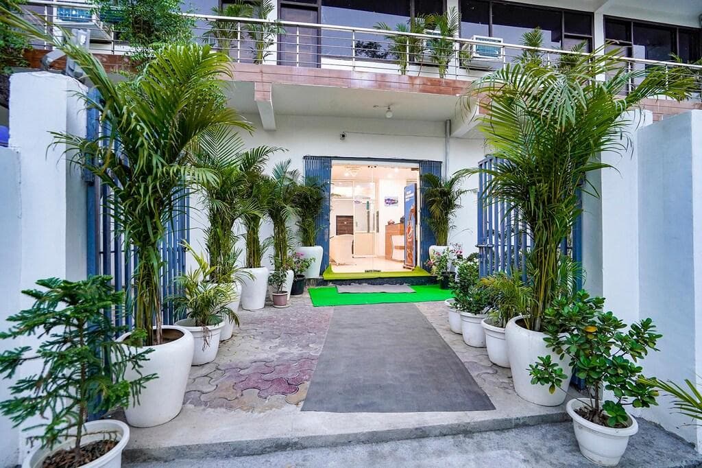 Frolic Hotel Near Sec 52 Noida Metro Station photo 3