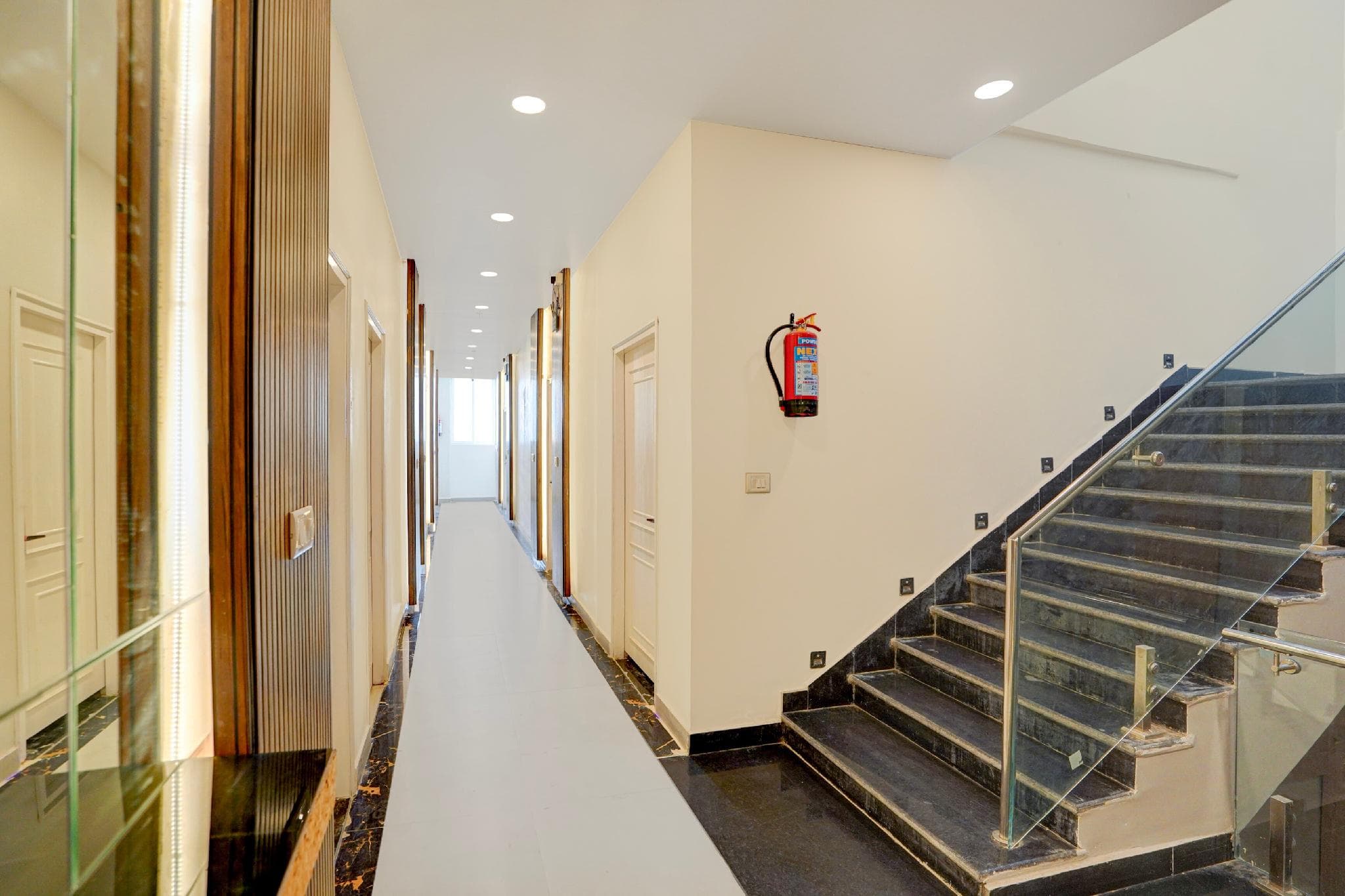Palette Hotel and Resorts Patrakar Colony Formerly Shree Maruti Tower photo 4