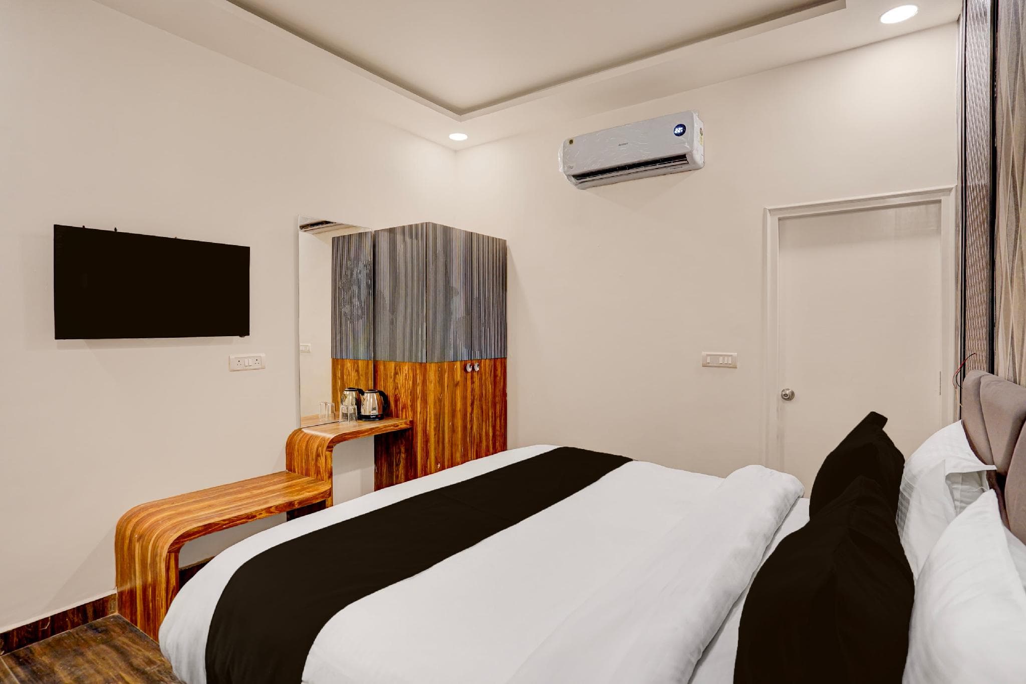 Palette Hotel and Resorts Patrakar Colony Formerly Shree Maruti Tower photo 2