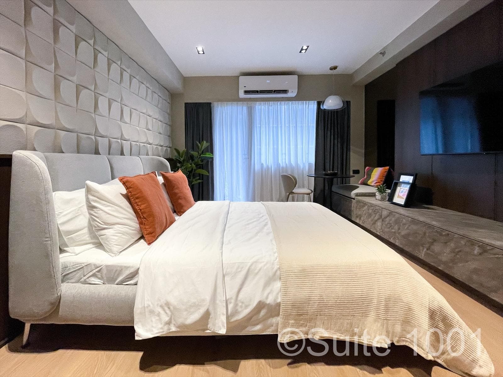 Suite 1001