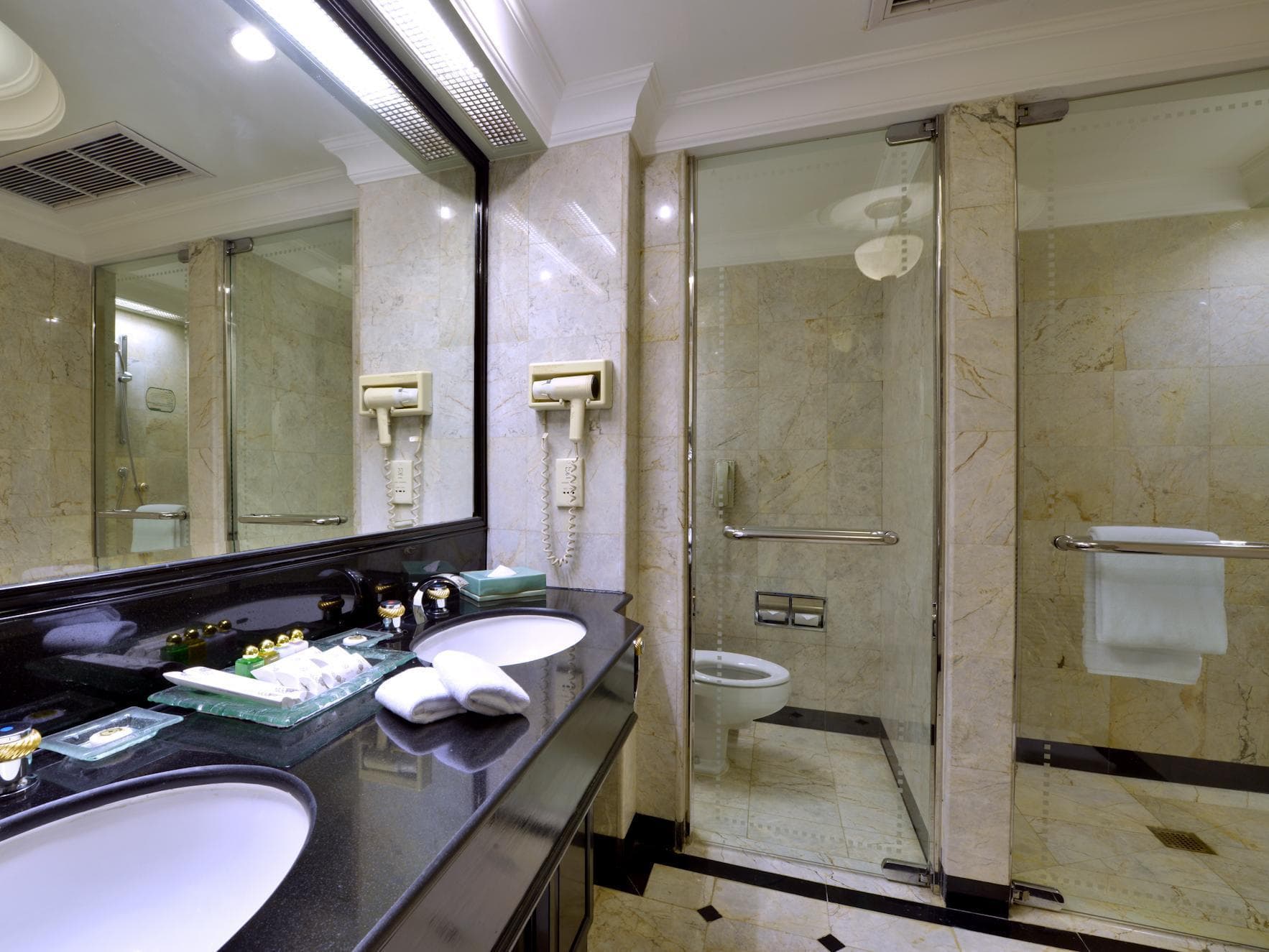 Evergreen Laurel Hotel photo 2
