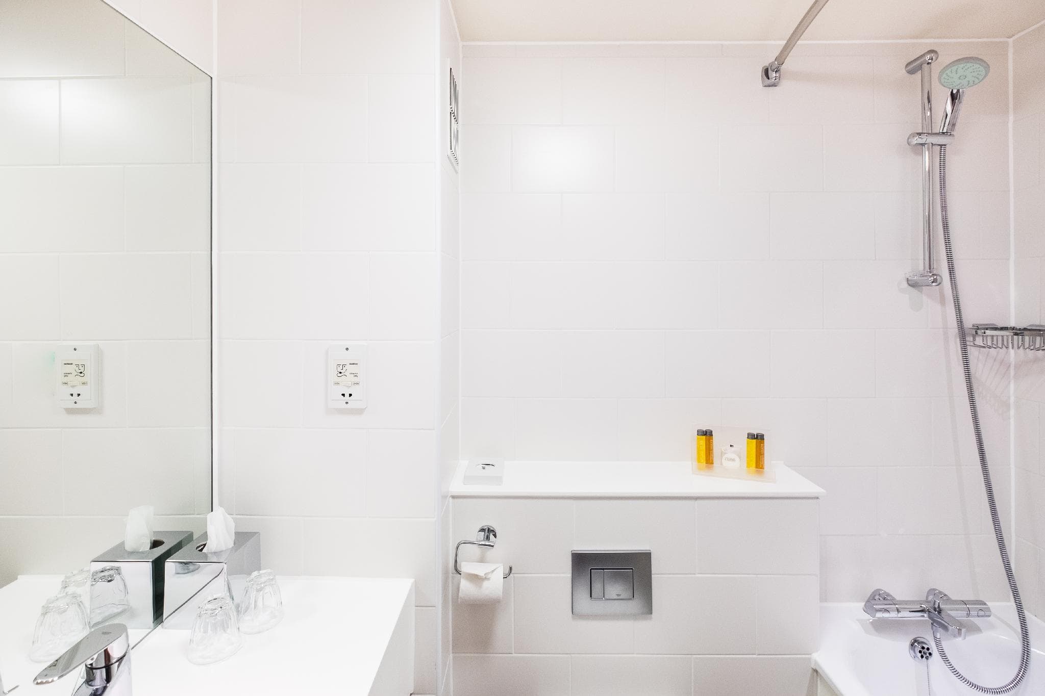 Holiday Inn London - Gatwick Airport By IHG photo 2