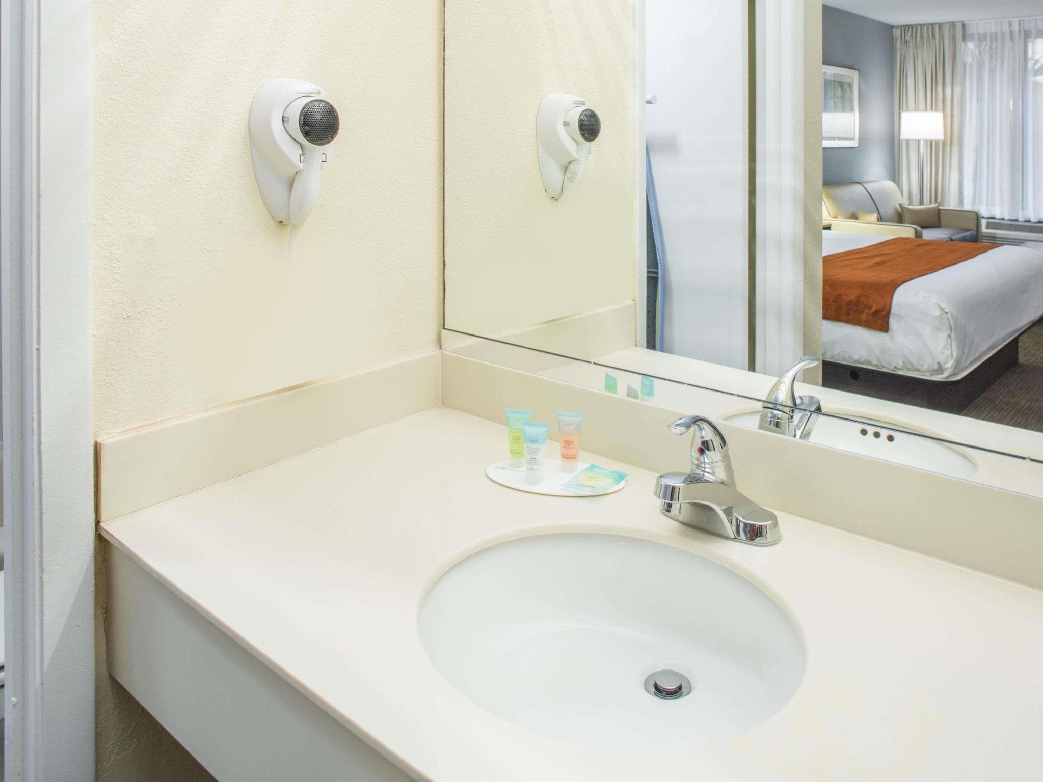 Days Inn & Suites by Wyndham Orlando Airport photo 3
