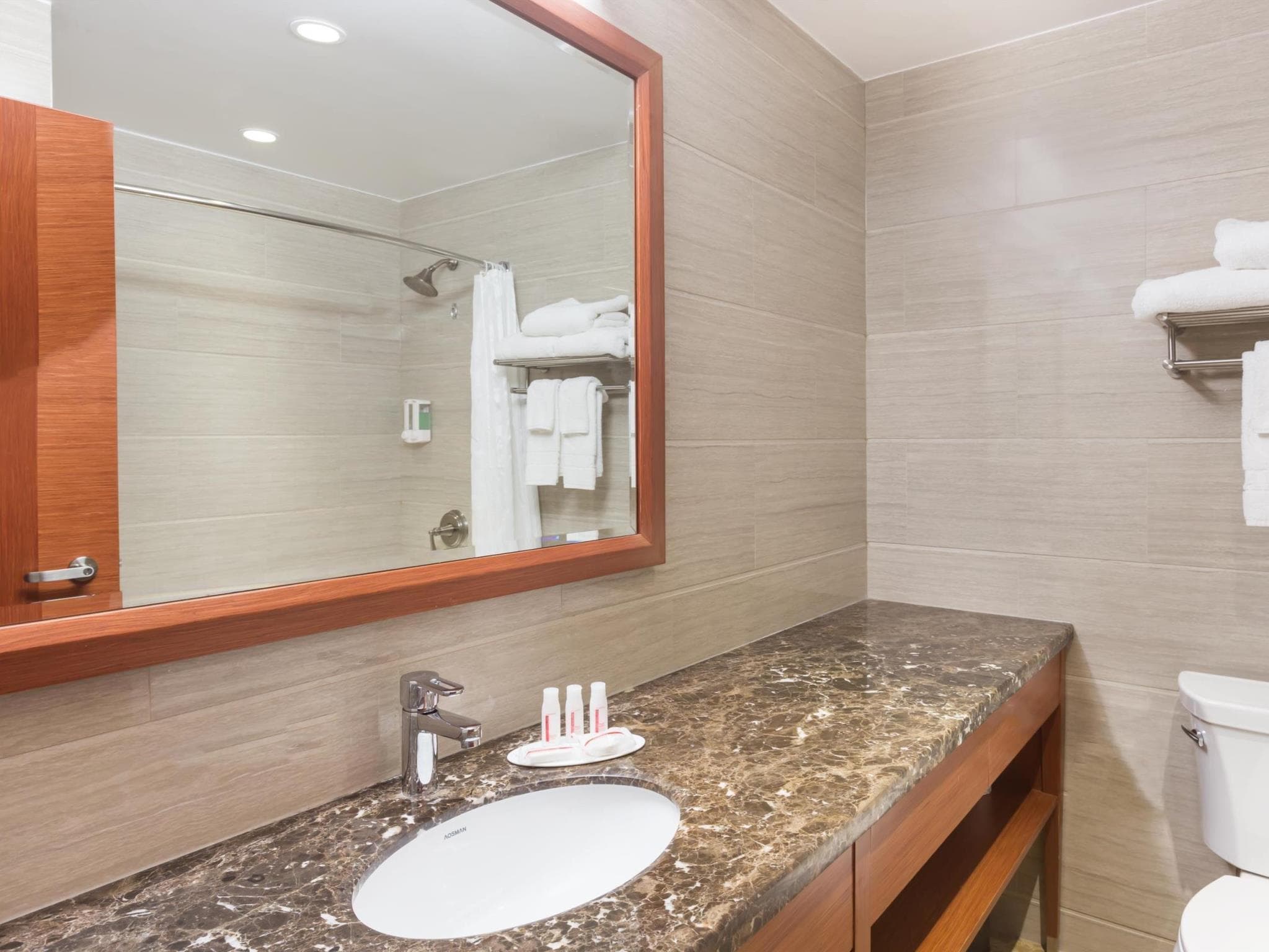 Ramada by Wyndham Flushing Queens photo 2