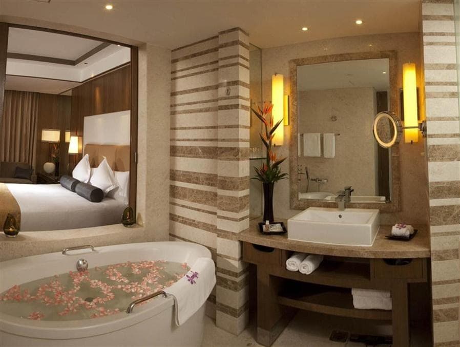 Crowne Plaza New Delhi Okhla By IHG photo 4