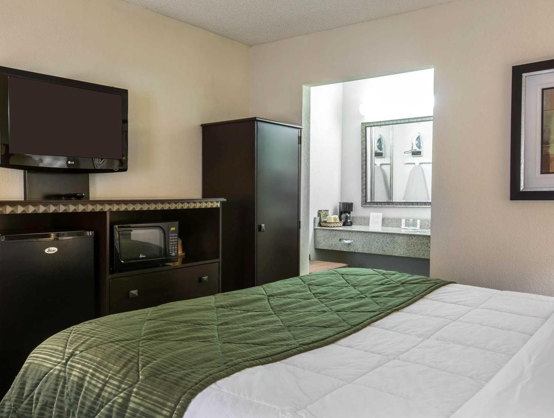 Quality Inn & Suites Greenville - Haywood Mall photo 5