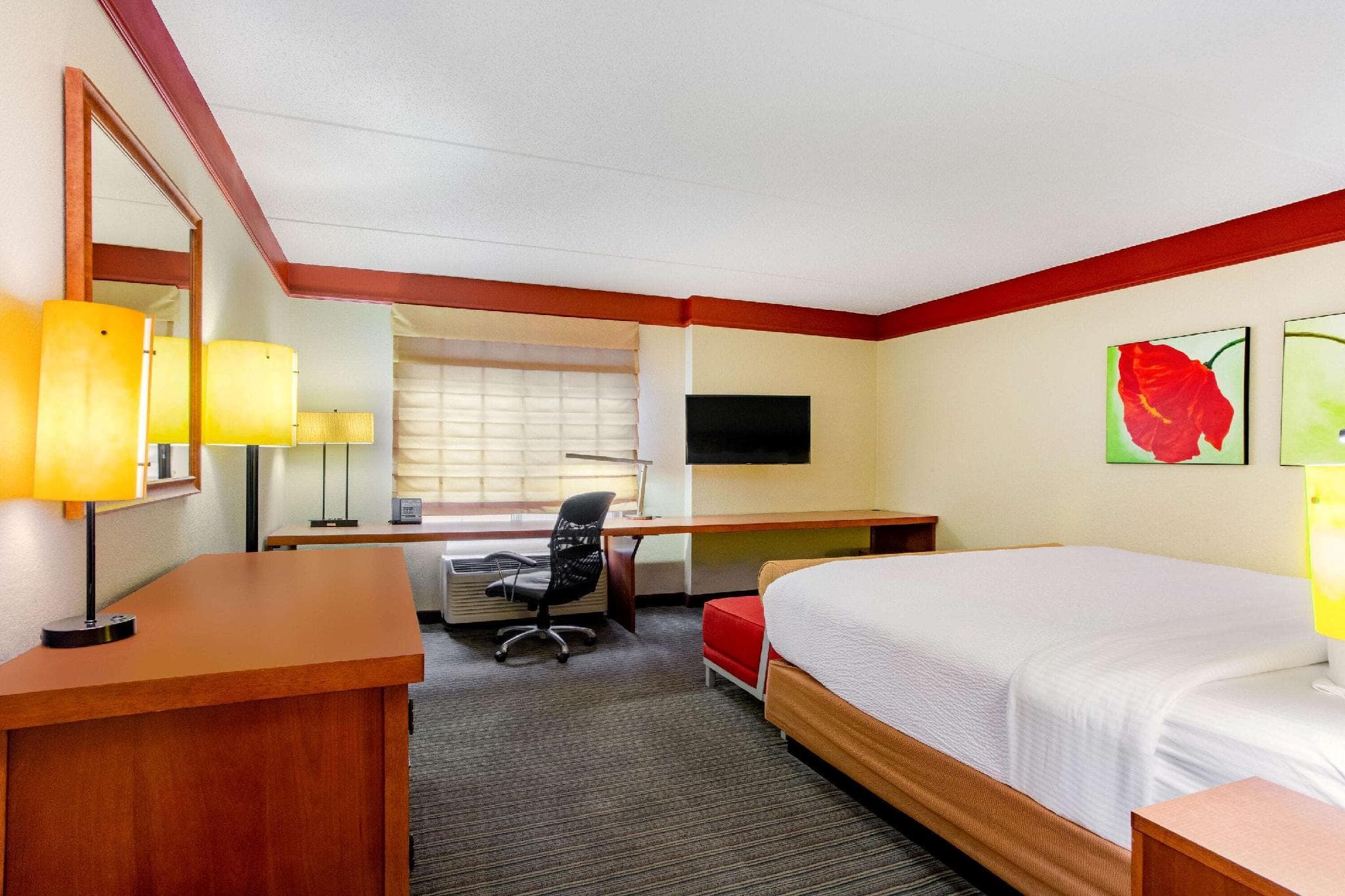 La Quinta Inn & Suites by Wyndham Raleigh Crabtree photo 2