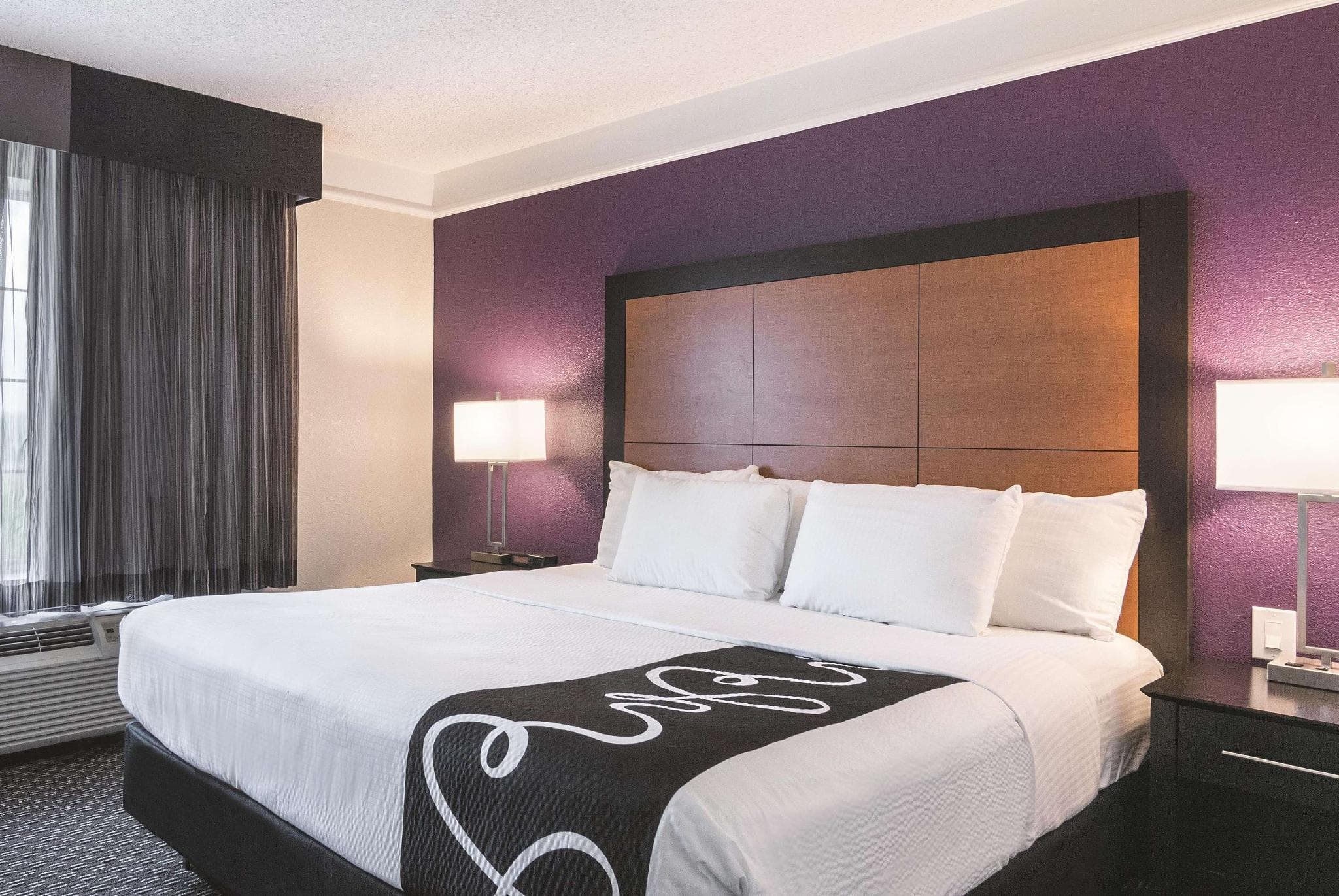 La Quinta Inn & Suites by Wyndham Orlando Airport photo 2
