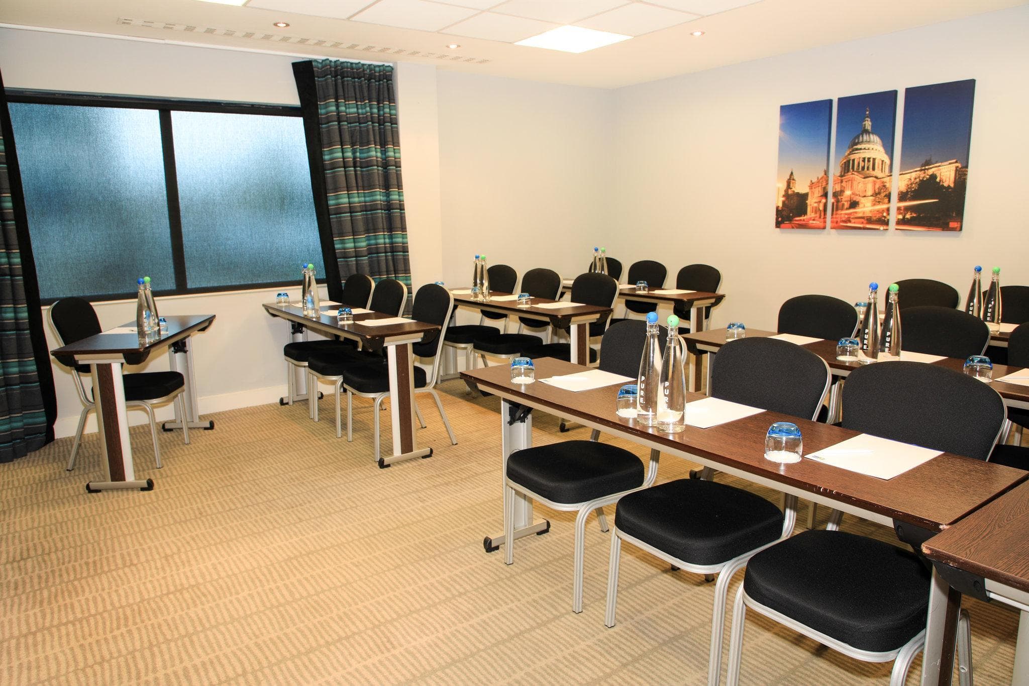 Holiday Inn Express London Heathrow T5 By IHG photo 3