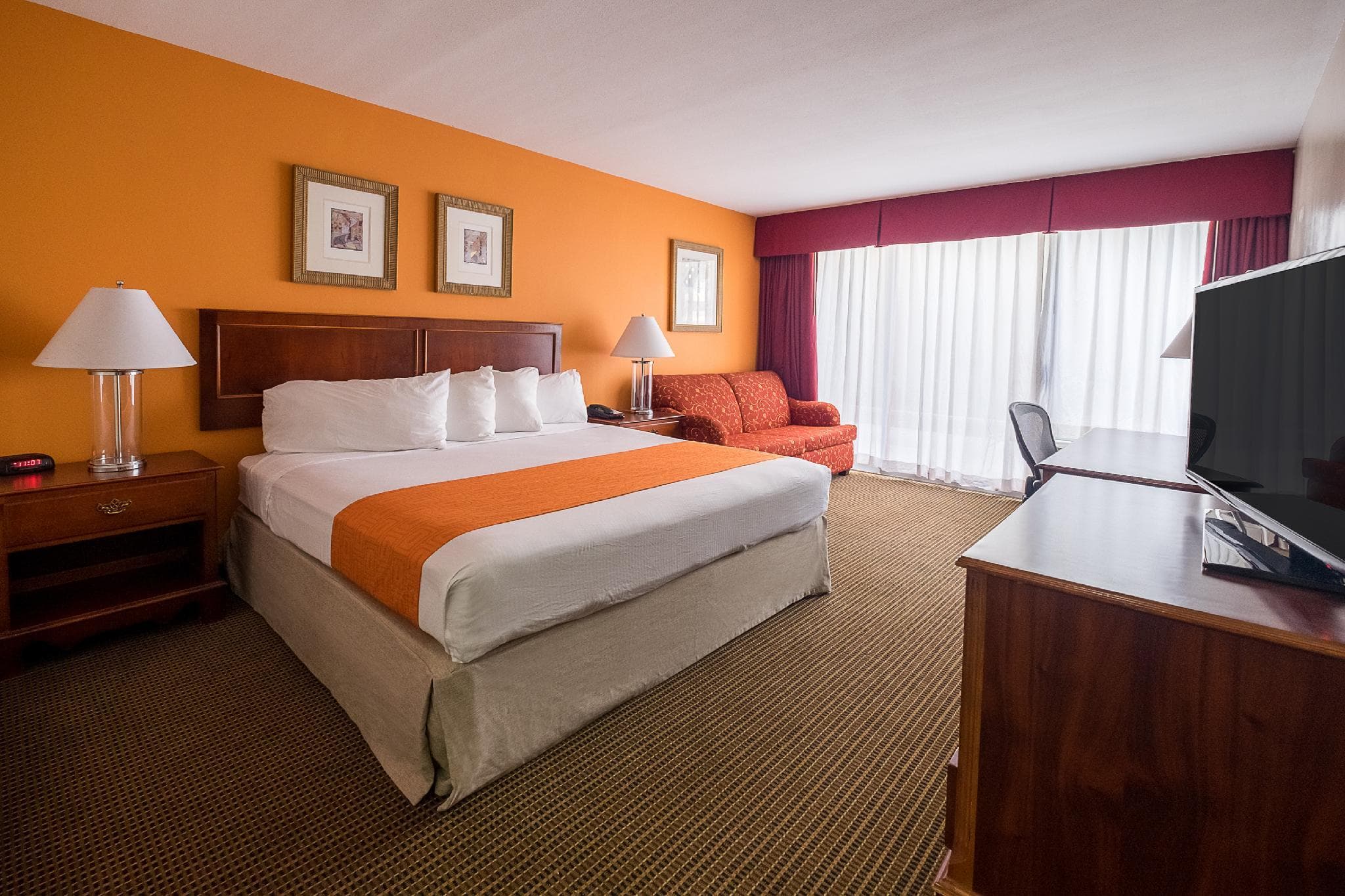 Howard Johnson Hotel&Conf Cntr by Wyndham Fullerton/Anaheim photo 2
