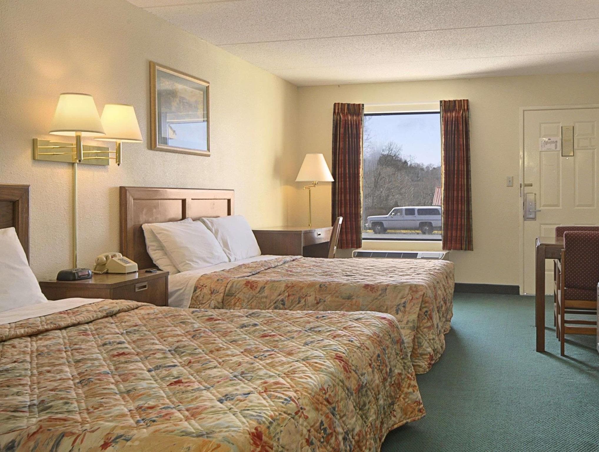 Days Inn by Wyndham Apple Valley Sevierville photo 5