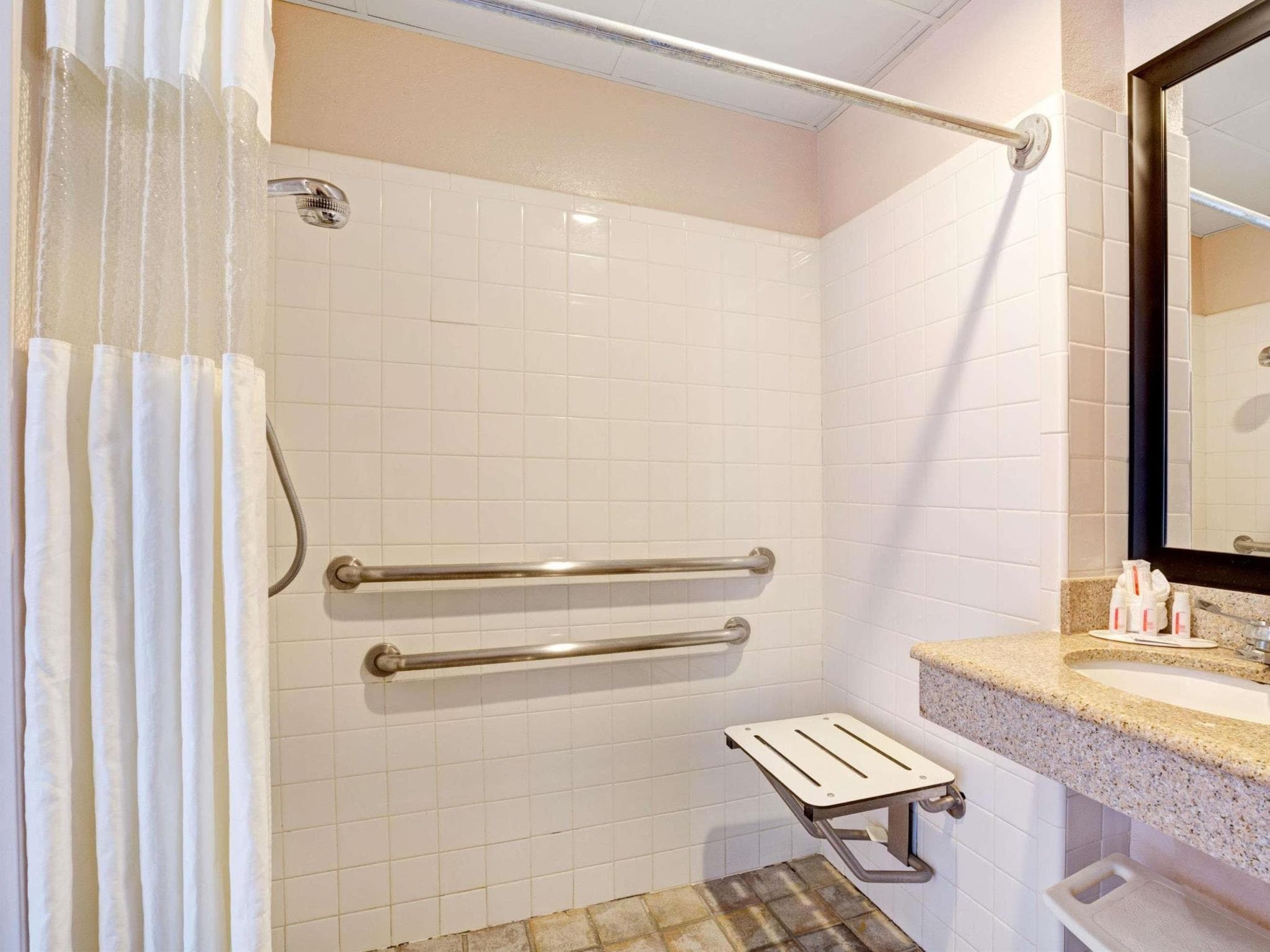 Howard Johnson by Wyndham Galveston photo 3
