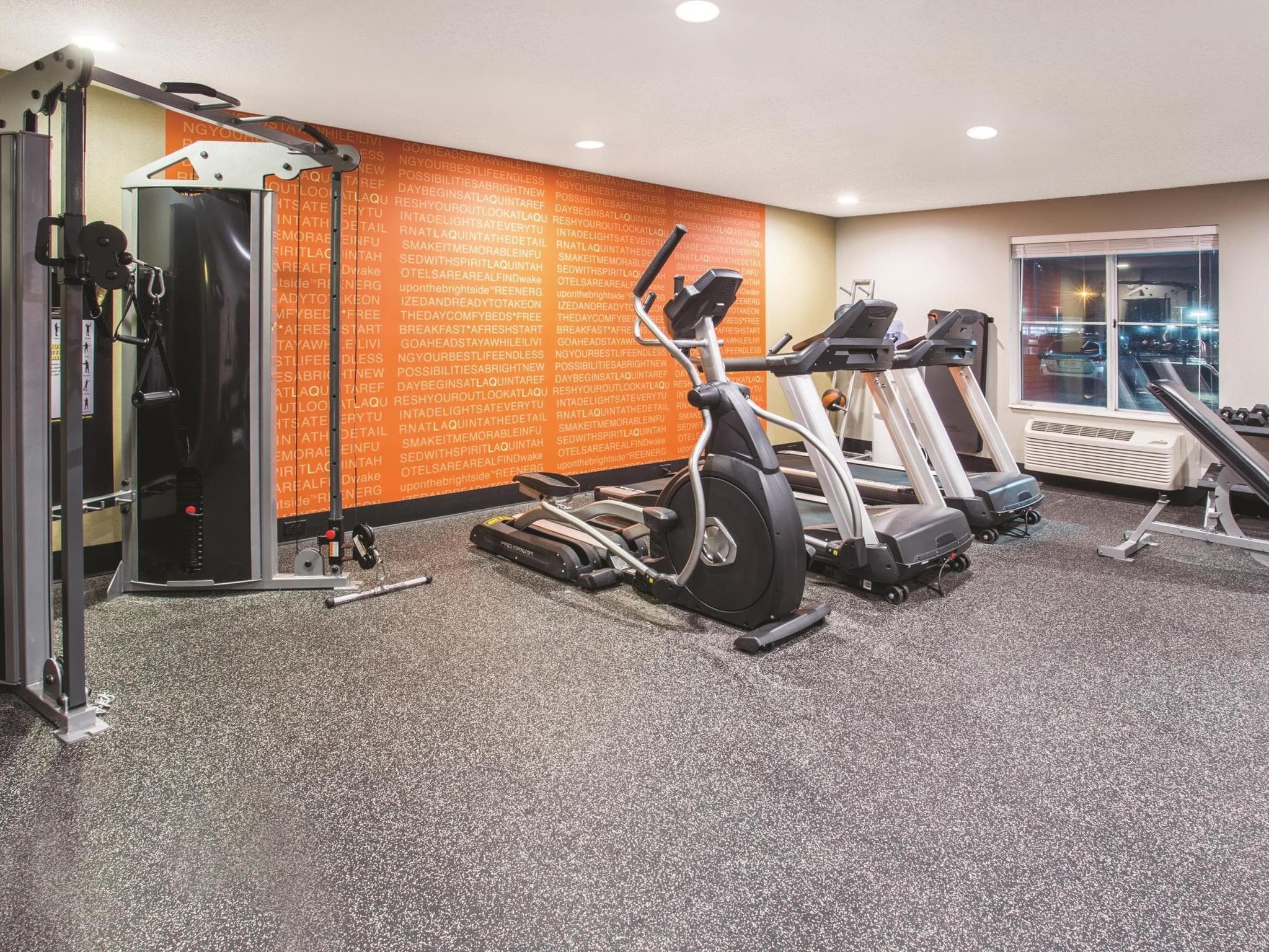 La Quinta Inn & Suites by Wyndham O'Fallon, IL - St. Louis photo 4