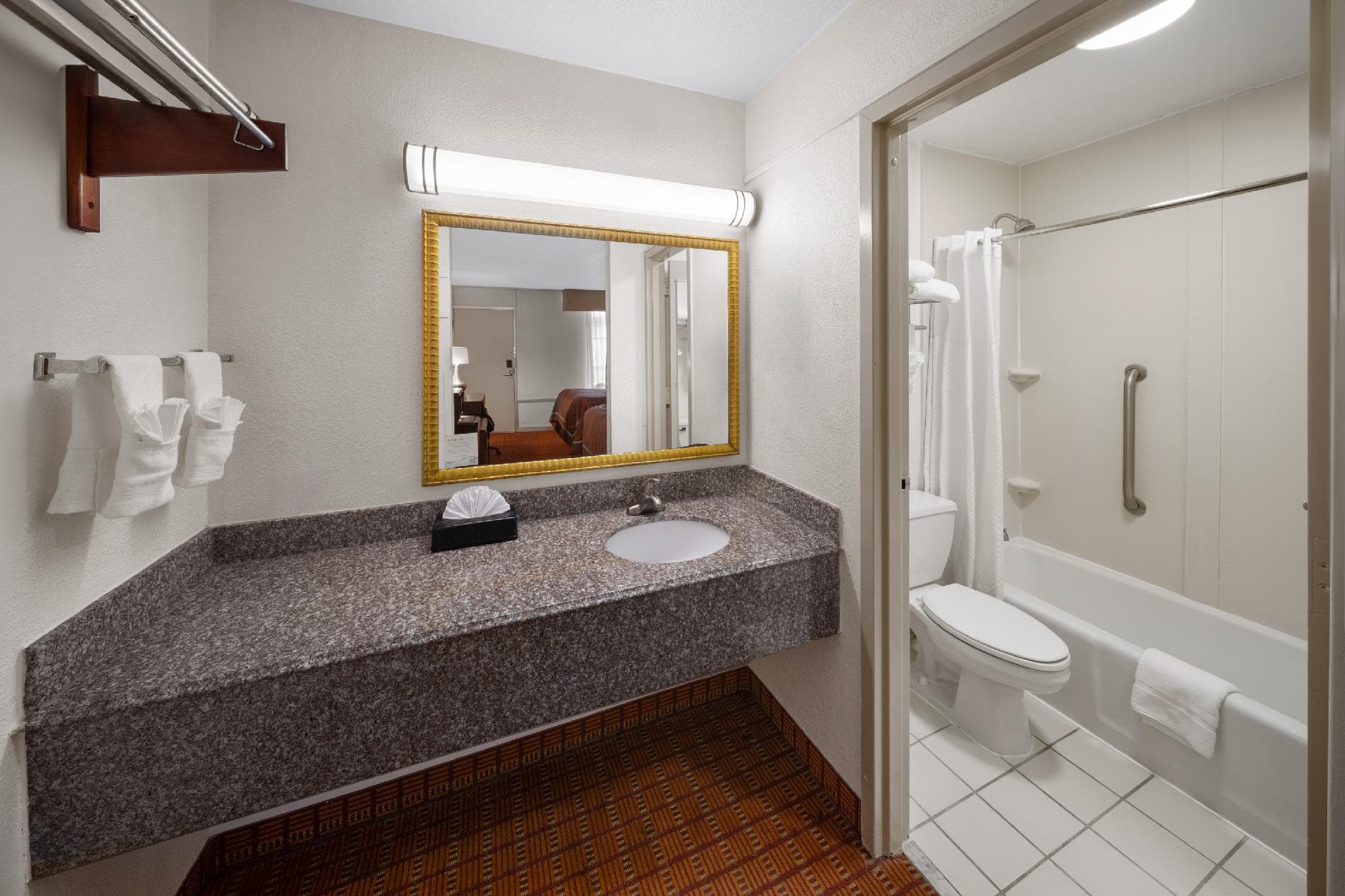 Super 8 By Wyndham Baton Rouge/I-10 photo 2