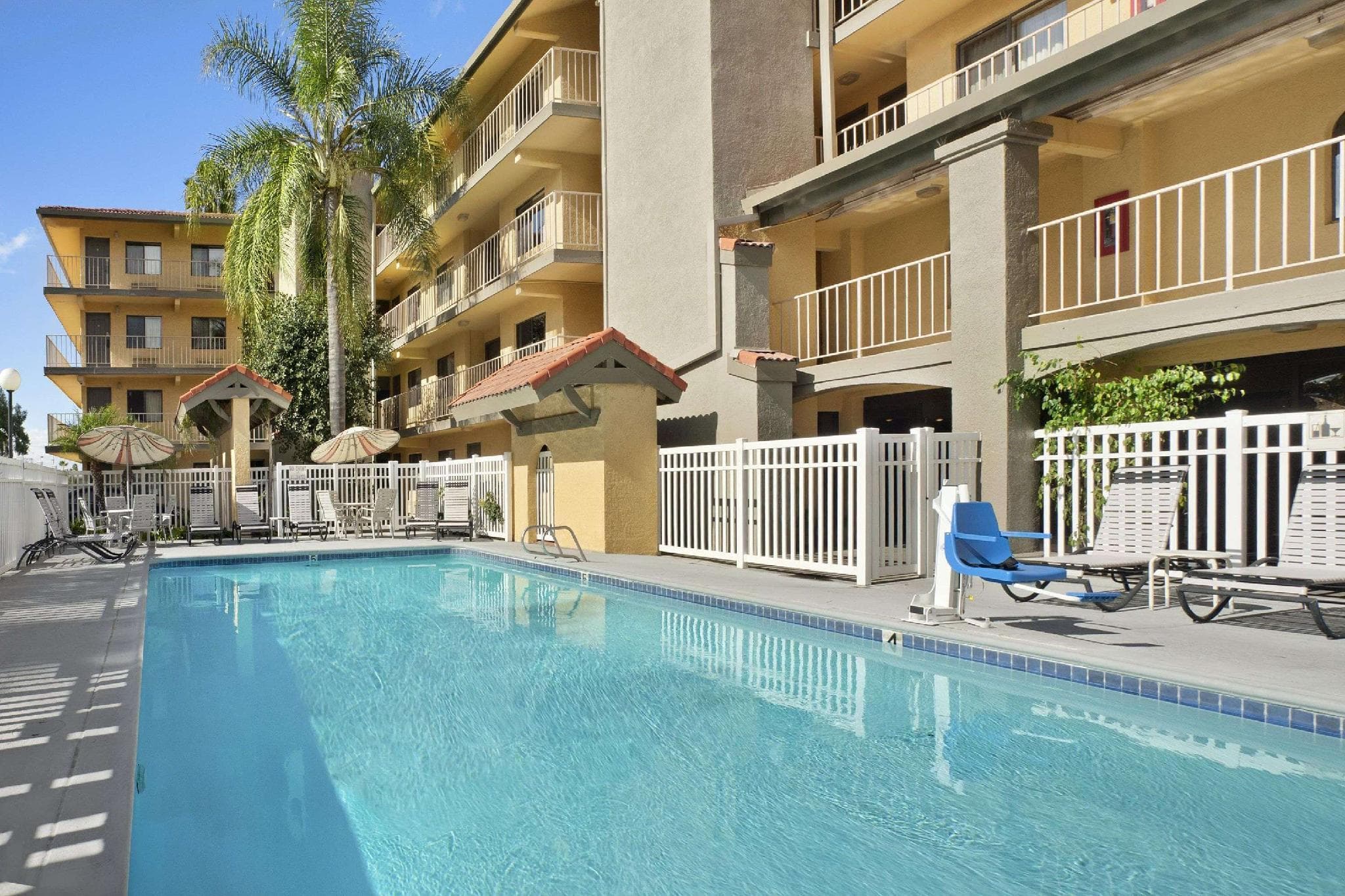 Days Inn by Wyndham Buena Park photo 4