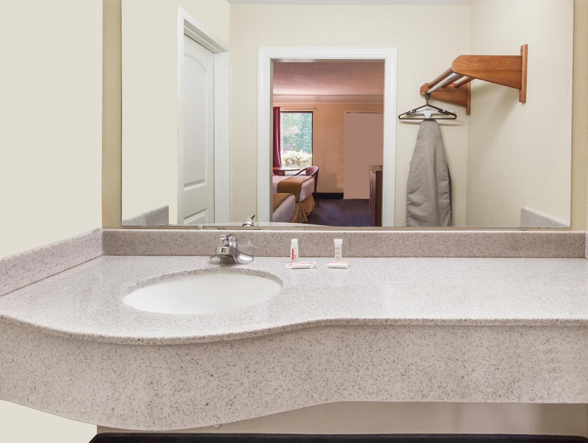 Super 8 By Wyndham Dalton/Convention Center Area photo 5