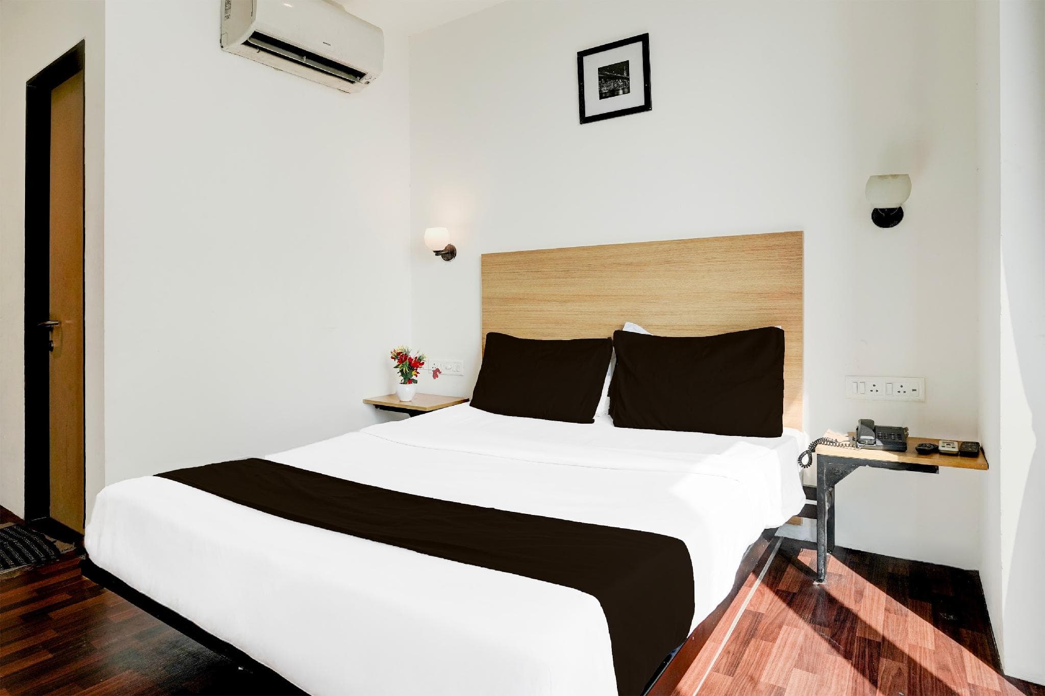 Super Townhouse PBG Mall Vashi photo 2