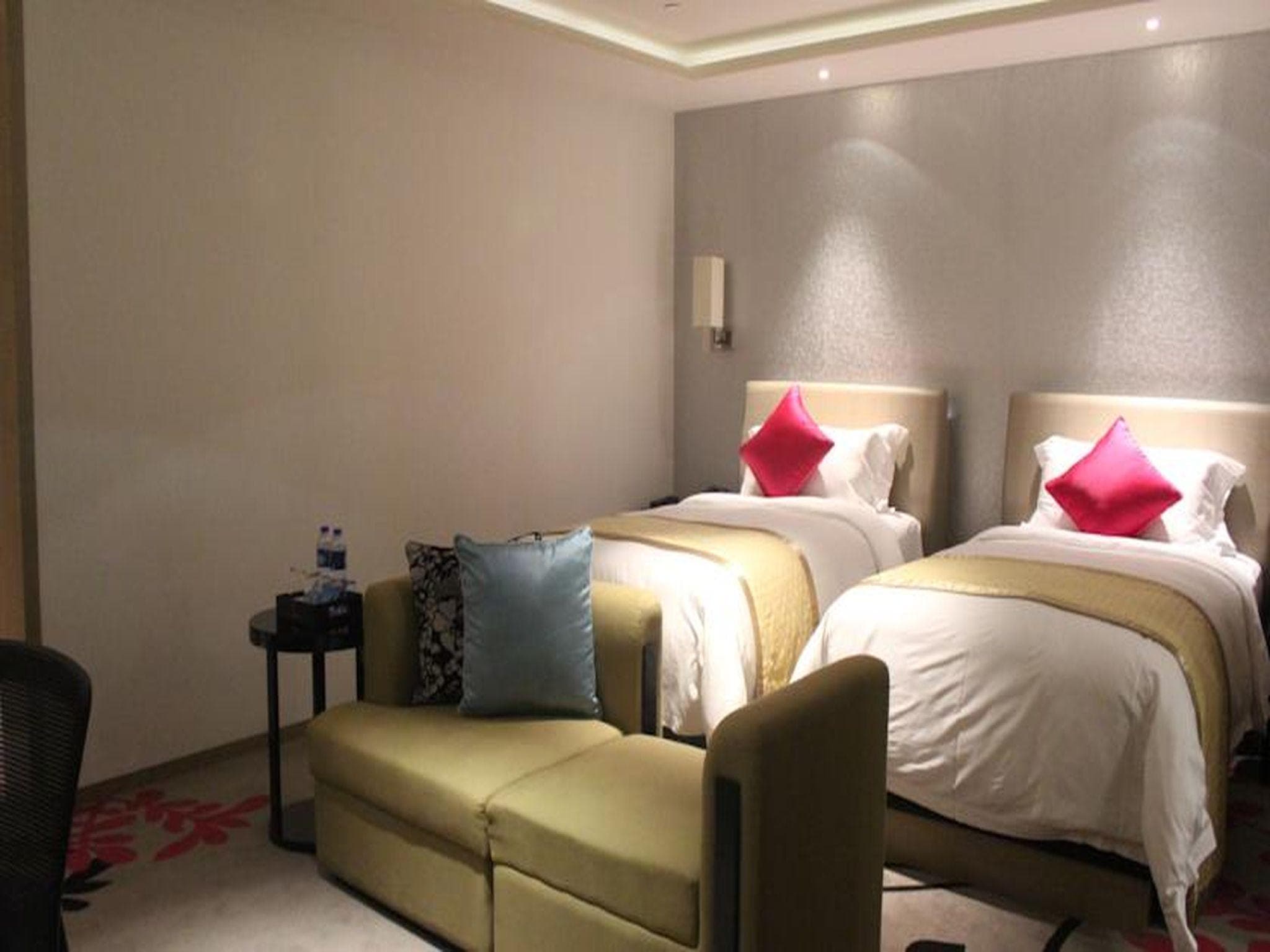 V Hotel photo 4