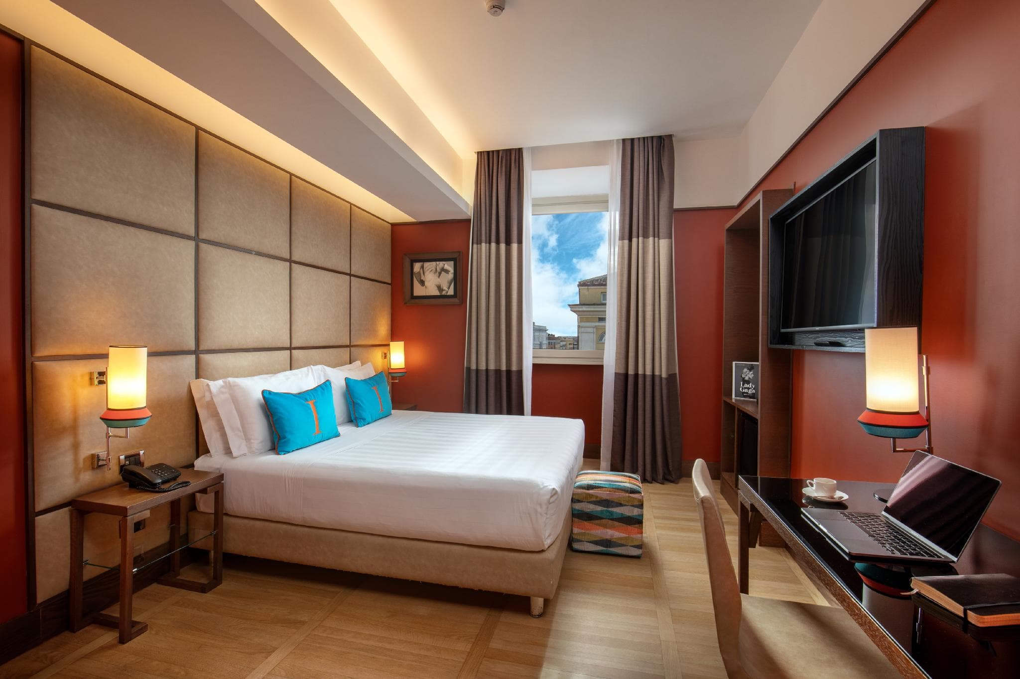 THE INDEPENDENT HOTEL