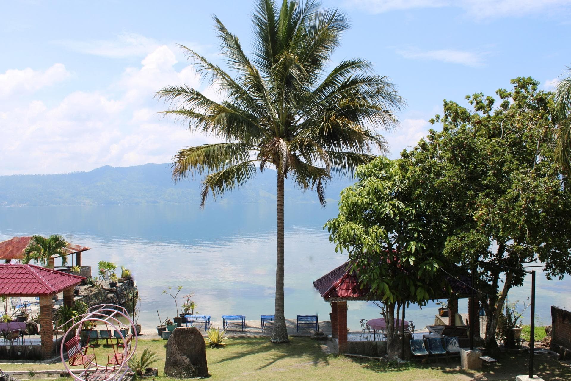 Barbara Hotel, right at Lake Toba photo 4